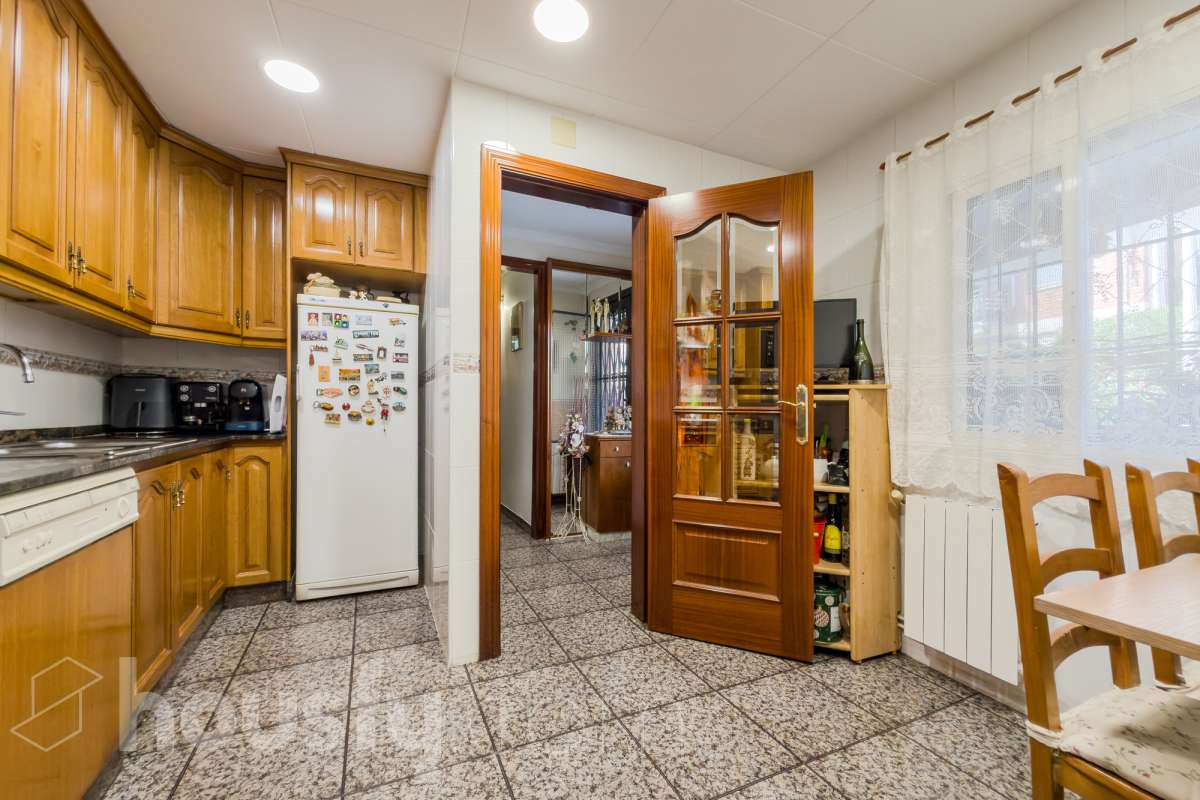 -ITE
-POSIBILIDAD DE HACER 2 CASAS
-VISTAS A BCN-12