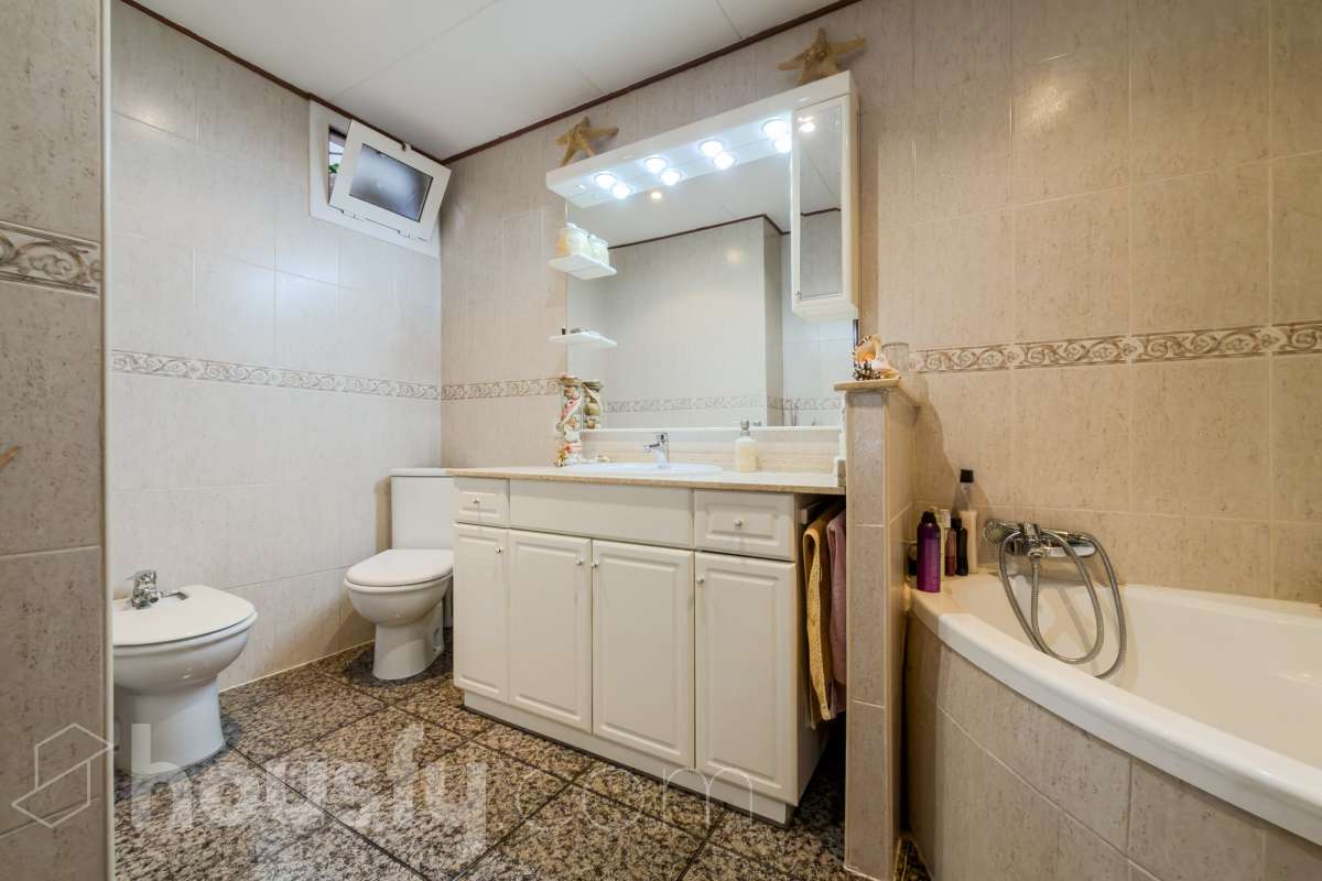 -ITE
-POSIBILIDAD DE HACER 2 CASAS
-VISTAS A BCN-14