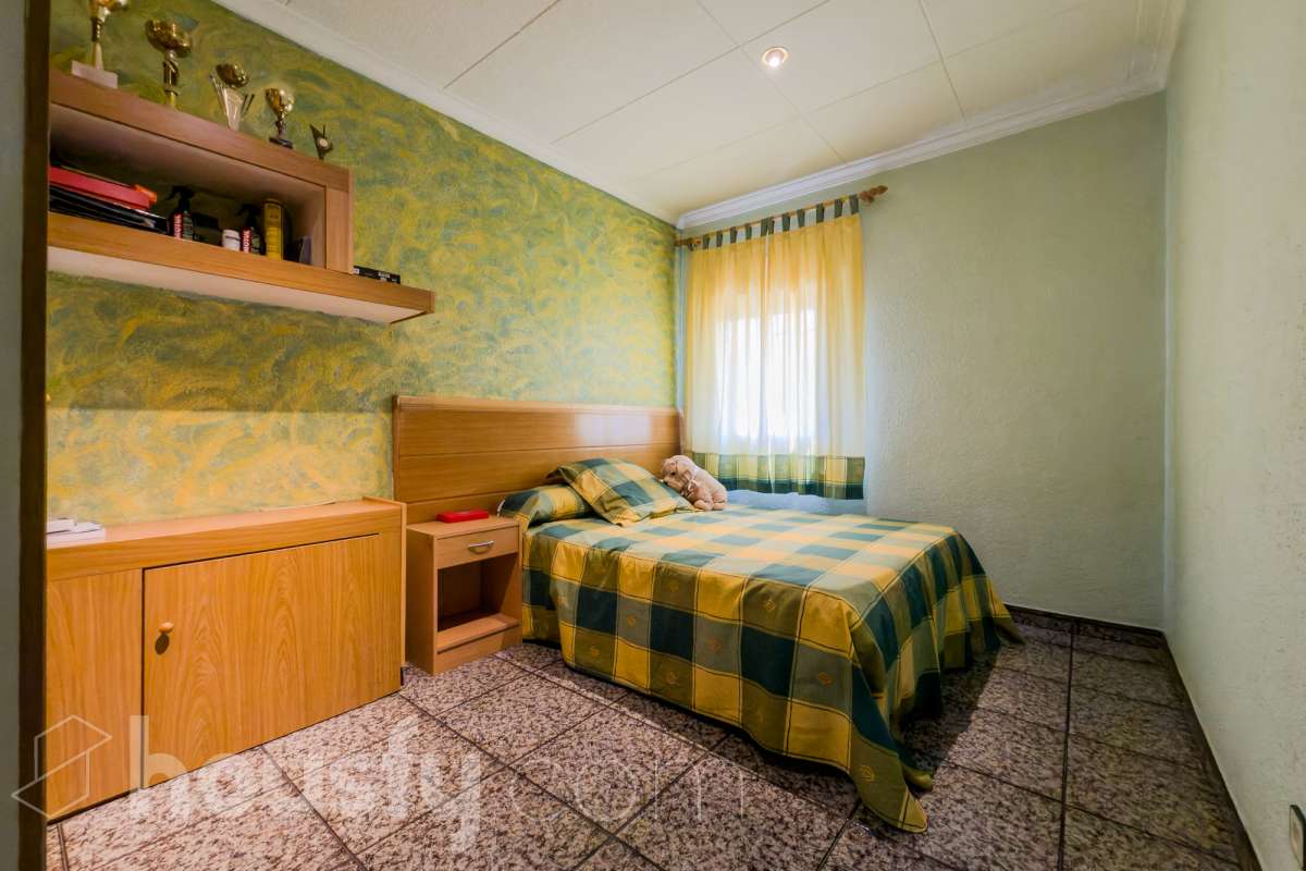 -ITE
-POSIBILIDAD DE HACER 2 CASAS
-VISTAS A BCN-35