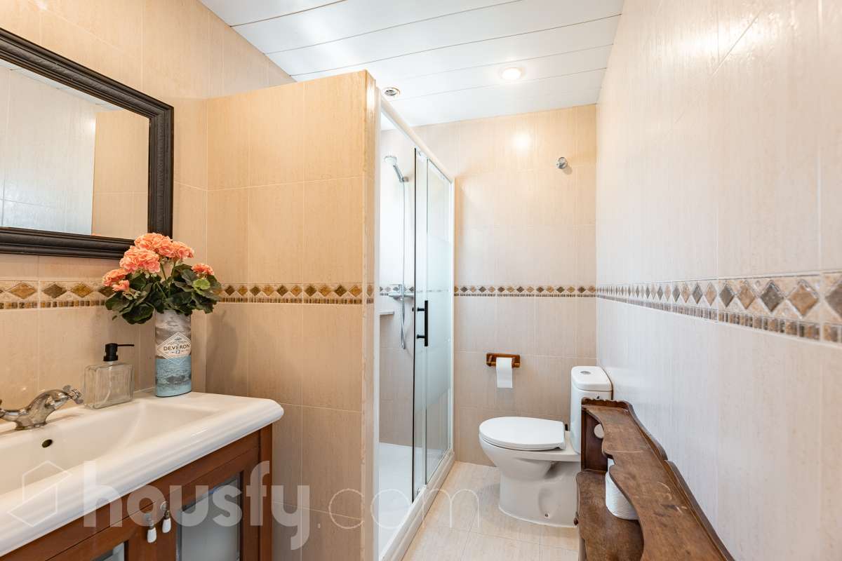 Housfy vende 🏡 espectacular piso dúplex en edificio de primera línea de mar en Sitges. Despierta cada día con el Mediterráneo a tus pies en la exclusiva zona de Punta Gavina; un refugio de luz, paz y vistas infinitas en la preciosa población de Sitges. Ven a ver tu oasis privado inundado de luz donde podrás combinar los baños de mar con tardes de relax junto a la piscina de la comunidad. La vivienda dispone de 68 m2 útiles (verificados con la Dirección General de Catastro). Edificio construido en el año 1988. La distribución es muy práctica: planta primera, zona de día, con un espléndido salón con vistas al mar y comedor abierto a una cómoda cocina completamente equipada. La planta superior, se compone de dos habitaciones dobles con armarios empotrados y un baño completo con plato de ducha. El baño, reformado recientemente. Distribución de estancias -Salón-comedor -2 Dormitorios -1 Baño -Cocina equipada Características específicas -Cédula de habitabilidad -Trastero -Amueblado -Piscina comunitaria -Zona de garaje Zona y entorno Respecto a la ubicación, se sitúa en Sitges, municipio de Barcelona. Esta propiedad se encuentra cerca de transporte público, colegios, supermercados y farmacias. Edificio en primera línea de mar. Aviso legal El precio de venta no incluye gastos de la compraventa como notaría, registro, impuestos, ni tampoco honorarios agencia. Esta publicación no es vinculante. Consulta siempre la nota simple con Housfy antes de formalizar la compraventa. Sobre nosotros Housfy es la plataforma integral de servicios inmobiliarios. Nuestra combinación de expertos y tecnología pone al alcance de todo el mundo servicios cómodos, claros y seguros. AICAT número: 7922. Nos encargamos de la gestión y asesoramiento de la compra. ¡Olvídate de todo! Hacemos los trámites por ti. Y, si además necesitas financiación, ponemos a tu disposición un bróker hipotecario para ayudarte a conseguir las mejores condiciones para tu perfil económico. ¿Quieres visitarla? Contacta con Housfy y agenda tu visita sin compromiso. Más información en: housfy.com-29