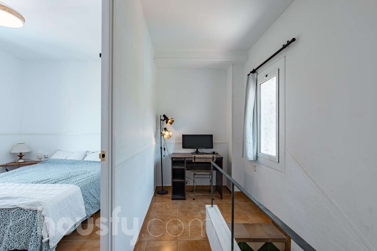 Housfy vende 🏡 espectacular piso dúplex en edificio de primera línea de mar en Sitges. Despierta cada día con el Mediterráneo a tus pies en la exclusiva zona de Punta Gavina; un refugio de luz, paz y vistas infinitas en la preciosa población de Sitges. Ven a ver tu oasis privado inundado de luz donde podrás combinar los baños de mar con tardes de relax junto a la piscina de la comunidad. La vivienda dispone de 68 m2 útiles (verificados con la Dirección General de Catastro). Edificio construido en el año 1988. La distribución es muy práctica: planta primera, zona de día, con un espléndido salón con vistas al mar y comedor abierto a una cómoda cocina completamente equipada. La planta superior, se compone de dos habitaciones dobles con armarios empotrados y un baño completo con plato de ducha. El baño, reformado recientemente. Distribución de estancias -Salón-comedor -2 Dormitorios -1 Baño -Cocina equipada Características específicas -Cédula de habitabilidad -Trastero -Amueblado -Piscina comunitaria -Zona de garaje Zona y entorno Respecto a la ubicación, se sitúa en Sitges, municipio de Barcelona. Esta propiedad se encuentra cerca de transporte público, colegios, supermercados y farmacias. Edificio en primera línea de mar. Aviso legal El precio de venta no incluye gastos de la compraventa como notaría, registro, impuestos, ni tampoco honorarios agencia. Esta publicación no es vinculante. Consulta siempre la nota simple con Housfy antes de formalizar la compraventa. Sobre nosotros Housfy es la plataforma integral de servicios inmobiliarios. Nuestra combinación de expertos y tecnología pone al alcance de todo el mundo servicios cómodos, claros y seguros. AICAT número: 7922. Nos encargamos de la gestión y asesoramiento de la compra. ¡Olvídate de todo! Hacemos los trámites por ti. Y, si además necesitas financiación, ponemos a tu disposición un bróker hipotecario para ayudarte a conseguir las mejores condiciones para tu perfil económico. ¿Quieres visitarla? Contacta con Housfy y agenda tu visita sin compromiso. Más información en: housfy.com-22