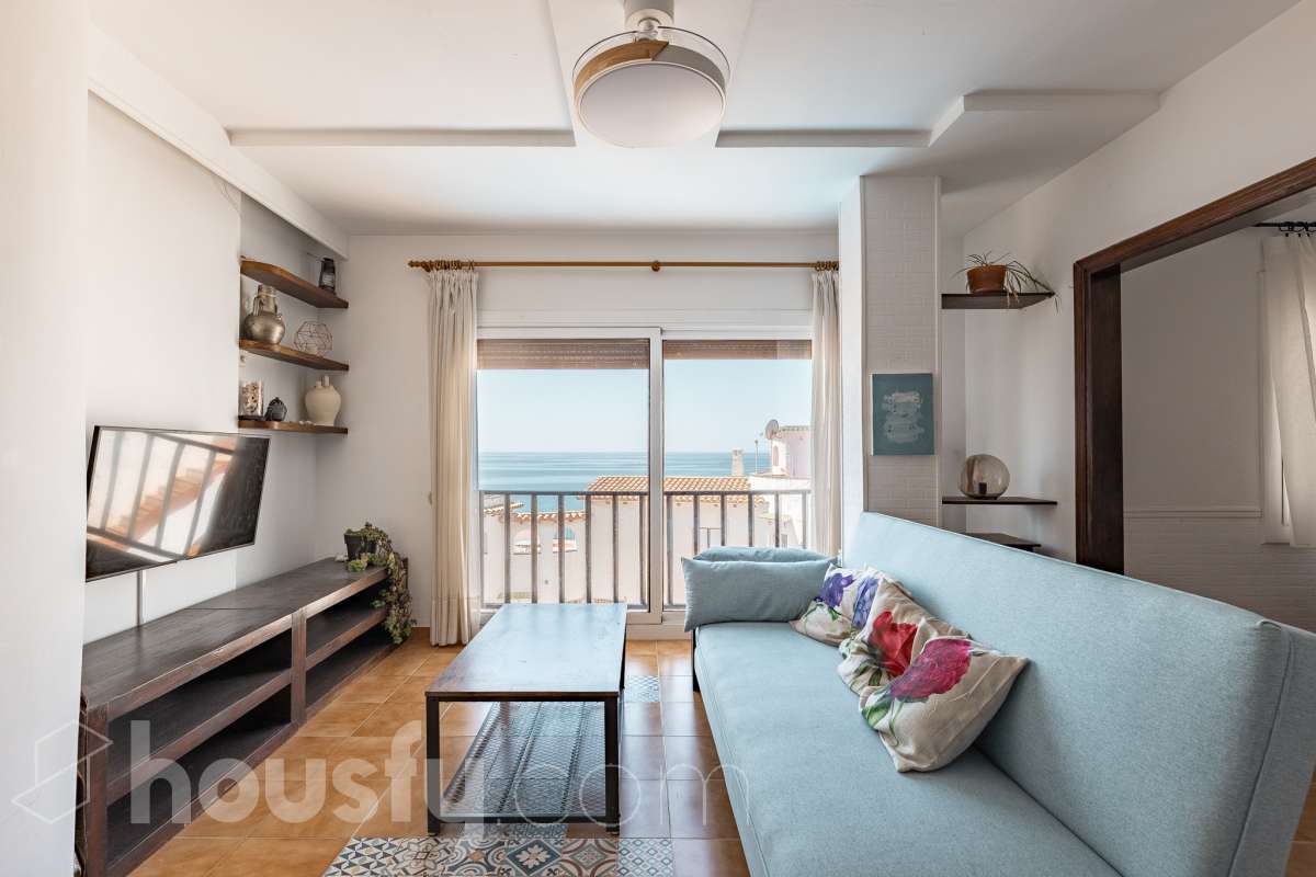 Housfy vende 🏡 espectacular piso dúplex en edificio de primera línea de mar en Sitges. Despierta cada día con el Mediterráneo a tus pies en la exclusiva zona de Punta Gavina; un refugio de luz, paz y vistas infinitas en la preciosa población de Sitges. Ven a ver tu oasis privado inundado de luz donde podrás combinar los baños de mar con tardes de relax junto a la piscina de la comunidad. La vivienda dispone de 68 m2 útiles (verificados con la Dirección General de Catastro). Edificio construido en el año 1988. La distribución es muy práctica: planta primera, zona de día, con un espléndido salón con vistas al mar y comedor abierto a una cómoda cocina completamente equipada. La planta superior, se compone de dos habitaciones dobles con armarios empotrados y un baño completo con plato de ducha. El baño, reformado recientemente. Distribución de estancias -Salón-comedor -2 Dormitorios -1 Baño -Cocina equipada Características específicas -Cédula de habitabilidad -Trastero -Amueblado -Piscina comunitaria -Zona de garaje Zona y entorno Respecto a la ubicación, se sitúa en Sitges, municipio de Barcelona. Esta propiedad se encuentra cerca de transporte público, colegios, supermercados y farmacias. Edificio en primera línea de mar. Aviso legal El precio de venta no incluye gastos de la compraventa como notaría, registro, impuestos, ni tampoco honorarios agencia. Esta publicación no es vinculante. Consulta siempre la nota simple con Housfy antes de formalizar la compraventa. Sobre nosotros Housfy es la plataforma integral de servicios inmobiliarios. Nuestra combinación de expertos y tecnología pone al alcance de todo el mundo servicios cómodos, claros y seguros. AICAT número: 7922. Nos encargamos de la gestión y asesoramiento de la compra. ¡Olvídate de todo! Hacemos los trámites por ti. Y, si además necesitas financiación, ponemos a tu disposición un bróker hipotecario para ayudarte a conseguir las mejores condiciones para tu perfil económico. ¿Quieres visitarla? Contacta con Housfy y agenda tu visita sin compromiso. Más información en: housfy.com-4