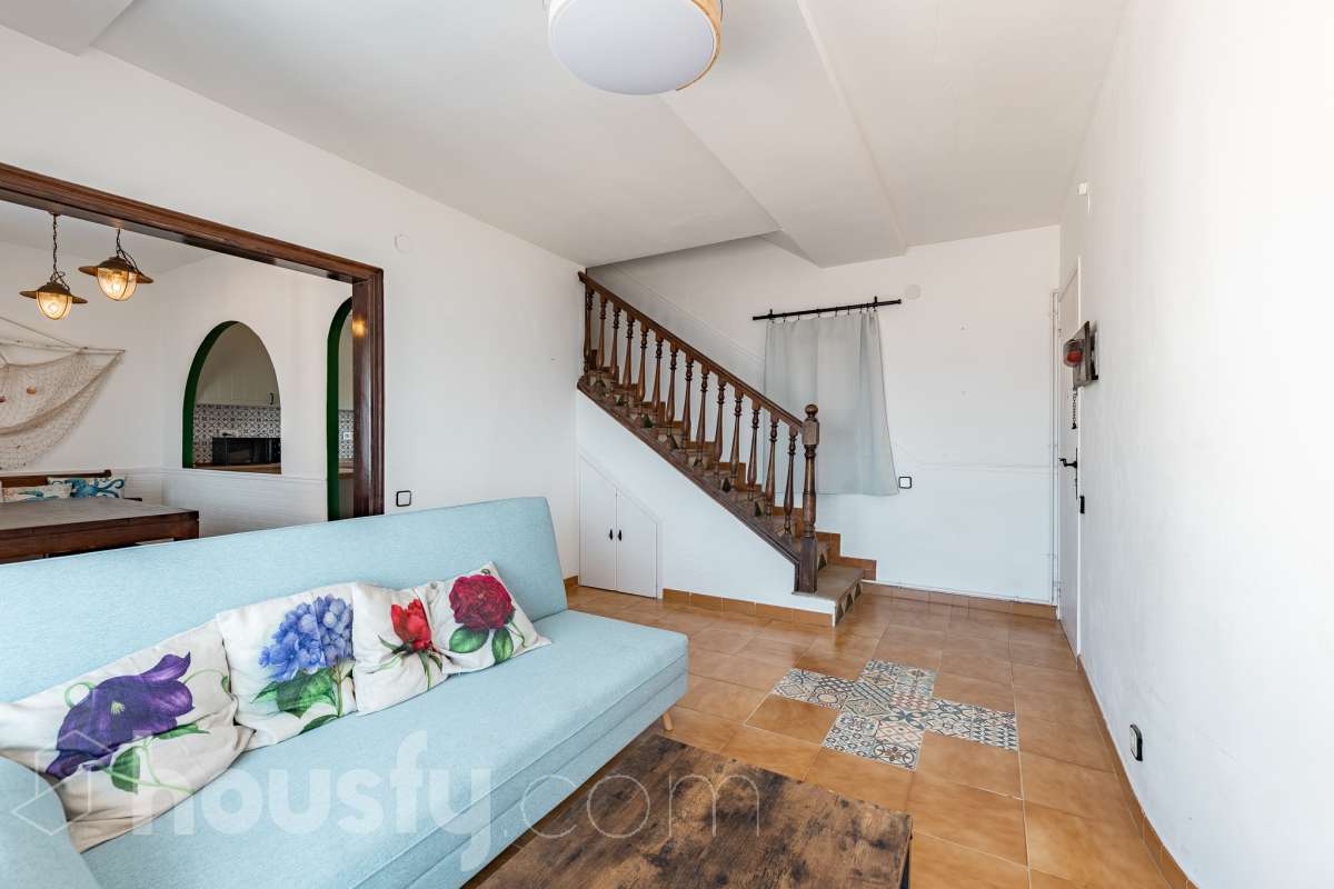 Housfy vende 🏡 espectacular piso dúplex en edificio de primera línea de mar en Sitges. Despierta cada día con el Mediterráneo a tus pies en la exclusiva zona de Punta Gavina; un refugio de luz, paz y vistas infinitas en la preciosa población de Sitges. Ven a ver tu oasis privado inundado de luz donde podrás combinar los baños de mar con tardes de relax junto a la piscina de la comunidad. La vivienda dispone de 68 m2 útiles (verificados con la Dirección General de Catastro). Edificio construido en el año 1988. La distribución es muy práctica: planta primera, zona de día, con un espléndido salón con vistas al mar y comedor abierto a una cómoda cocina completamente equipada. La planta superior, se compone de dos habitaciones dobles con armarios empotrados y un baño completo con plato de ducha. El baño, reformado recientemente. Distribución de estancias -Salón-comedor -2 Dormitorios -1 Baño -Cocina equipada Características específicas -Cédula de habitabilidad -Trastero -Amueblado -Piscina comunitaria -Zona de garaje Zona y entorno Respecto a la ubicación, se sitúa en Sitges, municipio de Barcelona. Esta propiedad se encuentra cerca de transporte público, colegios, supermercados y farmacias. Edificio en primera línea de mar. Aviso legal El precio de venta no incluye gastos de la compraventa como notaría, registro, impuestos, ni tampoco honorarios agencia. Esta publicación no es vinculante. Consulta siempre la nota simple con Housfy antes de formalizar la compraventa. Sobre nosotros Housfy es la plataforma integral de servicios inmobiliarios. Nuestra combinación de expertos y tecnología pone al alcance de todo el mundo servicios cómodos, claros y seguros. AICAT número: 7922. Nos encargamos de la gestión y asesoramiento de la compra. ¡Olvídate de todo! Hacemos los trámites por ti. Y, si además necesitas financiación, ponemos a tu disposición un bróker hipotecario para ayudarte a conseguir las mejores condiciones para tu perfil económico. ¿Quieres visitarla? Contacta con Housfy y agenda tu visita sin compromiso. Más información en: housfy.com-8