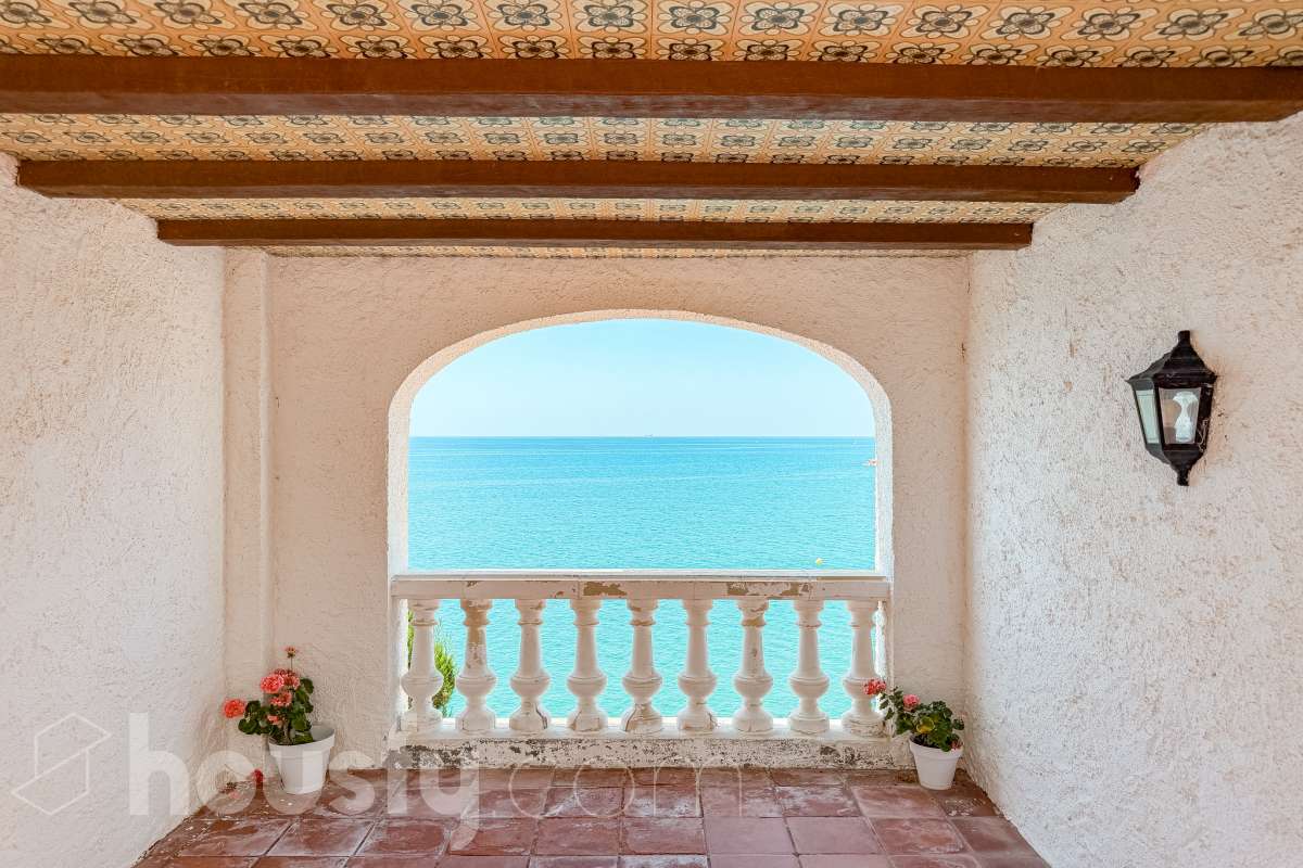 Housfy vende 🏡 espectacular piso dúplex en edificio de primera línea de mar en Sitges. Despierta cada día con el Mediterráneo a tus pies en la exclusiva zona de Punta Gavina; un refugio de luz, paz y vistas infinitas en la preciosa población de Sitges. Ven a ver tu oasis privado inundado de luz donde podrás combinar los baños de mar con tardes de relax junto a la piscina de la comunidad. La vivienda dispone de 68 m2 útiles (verificados con la Dirección General de Catastro). Edificio construido en el año 1988. La distribución es muy práctica: planta primera, zona de día, con un espléndido salón con vistas al mar y comedor abierto a una cómoda cocina completamente equipada. La planta superior, se compone de dos habitaciones dobles con armarios empotrados y un baño completo con plato de ducha. El baño, reformado recientemente. Distribución de estancias -Salón-comedor -2 Dormitorios -1 Baño -Cocina equipada Características específicas -Cédula de habitabilidad -Trastero -Amueblado -Piscina comunitaria -Zona de garaje Zona y entorno Respecto a la ubicación, se sitúa en Sitges, municipio de Barcelona. Esta propiedad se encuentra cerca de transporte público, colegios, supermercados y farmacias. Edificio en primera línea de mar. Aviso legal El precio de venta no incluye gastos de la compraventa como notaría, registro, impuestos, ni tampoco honorarios agencia. Esta publicación no es vinculante. Consulta siempre la nota simple con Housfy antes de formalizar la compraventa. Sobre nosotros Housfy es la plataforma integral de servicios inmobiliarios. Nuestra combinación de expertos y tecnología pone al alcance de todo el mundo servicios cómodos, claros y seguros. AICAT número: 7922. Nos encargamos de la gestión y asesoramiento de la compra. ¡Olvídate de todo! Hacemos los trámites por ti. Y, si además necesitas financiación, ponemos a tu disposición un bróker hipotecario para ayudarte a conseguir las mejores condiciones para tu perfil económico. ¿Quieres visitarla? Contacta con Housfy y agenda tu visita sin compromiso. Más información en: housfy.com-2