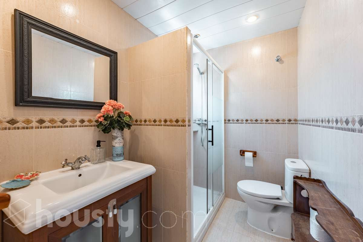 Housfy vende 🏡 espectacular piso dúplex en edificio de primera línea de mar en Sitges. Despierta cada día con el Mediterráneo a tus pies en la exclusiva zona de Punta Gavina; un refugio de luz, paz y vistas infinitas en la preciosa población de Sitges. Ven a ver tu oasis privado inundado de luz donde podrás combinar los baños de mar con tardes de relax junto a la piscina de la comunidad. La vivienda dispone de 68 m2 útiles (verificados con la Dirección General de Catastro). Edificio construido en el año 1988. La distribución es muy práctica: planta primera, zona de día, con un espléndido salón con vistas al mar y comedor abierto a una cómoda cocina completamente equipada. La planta superior, se compone de dos habitaciones dobles con armarios empotrados y un baño completo con plato de ducha. El baño, reformado recientemente. Distribución de estancias -Salón-comedor -2 Dormitorios -1 Baño -Cocina equipada Características específicas -Cédula de habitabilidad -Trastero -Amueblado -Piscina comunitaria -Zona de garaje Zona y entorno Respecto a la ubicación, se sitúa en Sitges, municipio de Barcelona. Esta propiedad se encuentra cerca de transporte público, colegios, supermercados y farmacias. Edificio en primera línea de mar. Aviso legal El precio de venta no incluye gastos de la compraventa como notaría, registro, impuestos, ni tampoco honorarios agencia. Esta publicación no es vinculante. Consulta siempre la nota simple con Housfy antes de formalizar la compraventa. Sobre nosotros Housfy es la plataforma integral de servicios inmobiliarios. Nuestra combinación de expertos y tecnología pone al alcance de todo el mundo servicios cómodos, claros y seguros. AICAT número: 7922. Nos encargamos de la gestión y asesoramiento de la compra. ¡Olvídate de todo! Hacemos los trámites por ti. Y, si además necesitas financiación, ponemos a tu disposición un bróker hipotecario para ayudarte a conseguir las mejores condiciones para tu perfil económico. ¿Quieres visitarla? Contacta con Housfy y agenda tu visita sin compromiso. Más información en: housfy.com-27