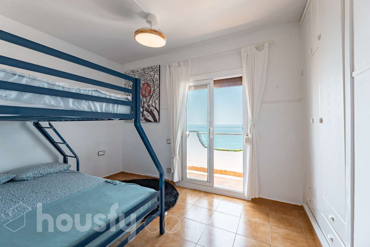 Housfy vende 🏡 espectacular piso dúplex en edificio de primera línea de mar en Sitges. Despierta cada día con el Mediterráneo a tus pies en la exclusiva zona de Punta Gavina; un refugio de luz, paz y vistas infinitas en la preciosa población de Sitges. Ven a ver tu oasis privado inundado de luz donde podrás combinar los baños de mar con tardes de relax junto a la piscina de la comunidad. La vivienda dispone de 68 m2 útiles (verificados con la Dirección General de Catastro). Edificio construido en el año 1988. La distribución es muy práctica: planta primera, zona de día, con un espléndido salón con vistas al mar y comedor abierto a una cómoda cocina completamente equipada. La planta superior, se compone de dos habitaciones dobles con armarios empotrados y un baño completo con plato de ducha. El baño, reformado recientemente. Distribución de estancias -Salón-comedor -2 Dormitorios -1 Baño -Cocina equipada Características específicas -Cédula de habitabilidad -Trastero -Amueblado -Piscina comunitaria -Zona de garaje Zona y entorno Respecto a la ubicación, se sitúa en Sitges, municipio de Barcelona. Esta propiedad se encuentra cerca de transporte público, colegios, supermercados y farmacias. Edificio en primera línea de mar. Aviso legal El precio de venta no incluye gastos de la compraventa como notaría, registro, impuestos, ni tampoco honorarios agencia. Esta publicación no es vinculante. Consulta siempre la nota simple con Housfy antes de formalizar la compraventa. Sobre nosotros Housfy es la plataforma integral de servicios inmobiliarios. Nuestra combinación de expertos y tecnología pone al alcance de todo el mundo servicios cómodos, claros y seguros. AICAT número: 7922. Nos encargamos de la gestión y asesoramiento de la compra. ¡Olvídate de todo! Hacemos los trámites por ti. Y, si además necesitas financiación, ponemos a tu disposición un bróker hipotecario para ayudarte a conseguir las mejores condiciones para tu perfil económico. ¿Quieres visitarla? Contacta con Housfy y agenda tu visita sin compromiso. Más información en: housfy.com-24