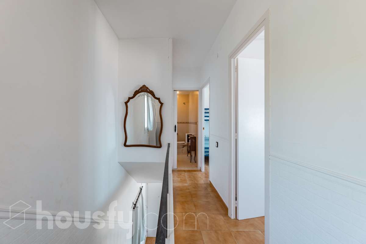 Housfy vende 🏡 espectacular piso dúplex en edificio de primera línea de mar en Sitges. Despierta cada día con el Mediterráneo a tus pies en la exclusiva zona de Punta Gavina; un refugio de luz, paz y vistas infinitas en la preciosa población de Sitges. Ven a ver tu oasis privado inundado de luz donde podrás combinar los baños de mar con tardes de relax junto a la piscina de la comunidad. La vivienda dispone de 68 m2 útiles (verificados con la Dirección General de Catastro). Edificio construido en el año 1988. La distribución es muy práctica: planta primera, zona de día, con un espléndido salón con vistas al mar y comedor abierto a una cómoda cocina completamente equipada. La planta superior, se compone de dos habitaciones dobles con armarios empotrados y un baño completo con plato de ducha. El baño, reformado recientemente. Distribución de estancias -Salón-comedor -2 Dormitorios -1 Baño -Cocina equipada Características específicas -Cédula de habitabilidad -Trastero -Amueblado -Piscina comunitaria -Zona de garaje Zona y entorno Respecto a la ubicación, se sitúa en Sitges, municipio de Barcelona. Esta propiedad se encuentra cerca de transporte público, colegios, supermercados y farmacias. Edificio en primera línea de mar. Aviso legal El precio de venta no incluye gastos de la compraventa como notaría, registro, impuestos, ni tampoco honorarios agencia. Esta publicación no es vinculante. Consulta siempre la nota simple con Housfy antes de formalizar la compraventa. Sobre nosotros Housfy es la plataforma integral de servicios inmobiliarios. Nuestra combinación de expertos y tecnología pone al alcance de todo el mundo servicios cómodos, claros y seguros. AICAT número: 7922. Nos encargamos de la gestión y asesoramiento de la compra. ¡Olvídate de todo! Hacemos los trámites por ti. Y, si además necesitas financiación, ponemos a tu disposición un bróker hipotecario para ayudarte a conseguir las mejores condiciones para tu perfil económico. ¿Quieres visitarla? Contacta con Housfy y agenda tu visita sin compromiso. Más información en: housfy.com-36