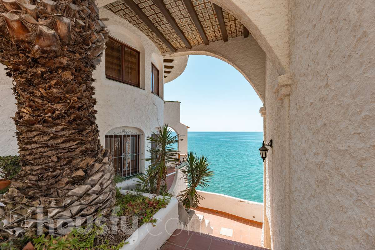 Housfy vende 🏡 espectacular piso dúplex en edificio de primera línea de mar en Sitges. Despierta cada día con el Mediterráneo a tus pies en la exclusiva zona de Punta Gavina; un refugio de luz, paz y vistas infinitas en la preciosa población de Sitges. Ven a ver tu oasis privado inundado de luz donde podrás combinar los baños de mar con tardes de relax junto a la piscina de la comunidad. La vivienda dispone de 68 m2 útiles (verificados con la Dirección General de Catastro). Edificio construido en el año 1988. La distribución es muy práctica: planta primera, zona de día, con un espléndido salón con vistas al mar y comedor abierto a una cómoda cocina completamente equipada. La planta superior, se compone de dos habitaciones dobles con armarios empotrados y un baño completo con plato de ducha. El baño, reformado recientemente. Distribución de estancias -Salón-comedor -2 Dormitorios -1 Baño -Cocina equipada Características específicas -Cédula de habitabilidad -Trastero -Amueblado -Piscina comunitaria -Zona de garaje Zona y entorno Respecto a la ubicación, se sitúa en Sitges, municipio de Barcelona. Esta propiedad se encuentra cerca de transporte público, colegios, supermercados y farmacias. Edificio en primera línea de mar. Aviso legal El precio de venta no incluye gastos de la compraventa como notaría, registro, impuestos, ni tampoco honorarios agencia. Esta publicación no es vinculante. Consulta siempre la nota simple con Housfy antes de formalizar la compraventa. Sobre nosotros Housfy es la plataforma integral de servicios inmobiliarios. Nuestra combinación de expertos y tecnología pone al alcance de todo el mundo servicios cómodos, claros y seguros. AICAT número: 7922. Nos encargamos de la gestión y asesoramiento de la compra. ¡Olvídate de todo! Hacemos los trámites por ti. Y, si además necesitas financiación, ponemos a tu disposición un bróker hipotecario para ayudarte a conseguir las mejores condiciones para tu perfil económico. ¿Quieres visitarla? Contacta con Housfy y agenda tu visita sin compromiso. Más información en: housfy.com-39
