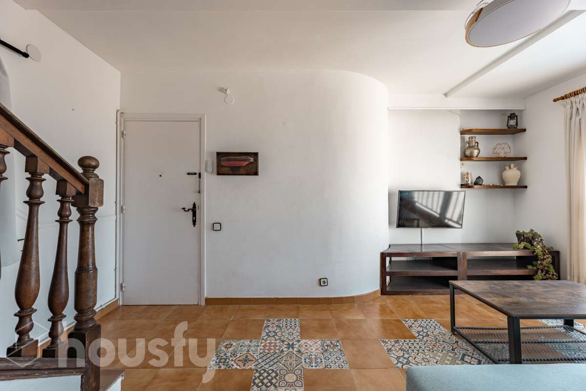 Housfy vende 🏡 espectacular piso dúplex en edificio de primera línea de mar en Sitges. Despierta cada día con el Mediterráneo a tus pies en la exclusiva zona de Punta Gavina; un refugio de luz, paz y vistas infinitas en la preciosa población de Sitges. Ven a ver tu oasis privado inundado de luz donde podrás combinar los baños de mar con tardes de relax junto a la piscina de la comunidad. La vivienda dispone de 68 m2 útiles (verificados con la Dirección General de Catastro). Edificio construido en el año 1988. La distribución es muy práctica: planta primera, zona de día, con un espléndido salón con vistas al mar y comedor abierto a una cómoda cocina completamente equipada. La planta superior, se compone de dos habitaciones dobles con armarios empotrados y un baño completo con plato de ducha. El baño, reformado recientemente. Distribución de estancias -Salón-comedor -2 Dormitorios -1 Baño -Cocina equipada Características específicas -Cédula de habitabilidad -Trastero -Amueblado -Piscina comunitaria -Zona de garaje Zona y entorno Respecto a la ubicación, se sitúa en Sitges, municipio de Barcelona. Esta propiedad se encuentra cerca de transporte público, colegios, supermercados y farmacias. Edificio en primera línea de mar. Aviso legal El precio de venta no incluye gastos de la compraventa como notaría, registro, impuestos, ni tampoco honorarios agencia. Esta publicación no es vinculante. Consulta siempre la nota simple con Housfy antes de formalizar la compraventa. Sobre nosotros Housfy es la plataforma integral de servicios inmobiliarios. Nuestra combinación de expertos y tecnología pone al alcance de todo el mundo servicios cómodos, claros y seguros. AICAT número: 7922. Nos encargamos de la gestión y asesoramiento de la compra. ¡Olvídate de todo! Hacemos los trámites por ti. Y, si además necesitas financiación, ponemos a tu disposición un bróker hipotecario para ayudarte a conseguir las mejores condiciones para tu perfil económico. ¿Quieres visitarla? Contacta con Housfy y agenda tu visita sin compromiso. Más información en: housfy.com-7