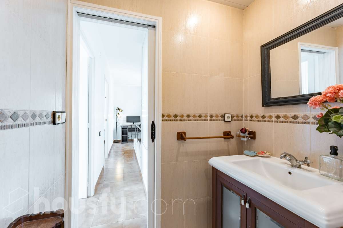 Housfy vende 🏡 espectacular piso dúplex en edificio de primera línea de mar en Sitges. Despierta cada día con el Mediterráneo a tus pies en la exclusiva zona de Punta Gavina; un refugio de luz, paz y vistas infinitas en la preciosa población de Sitges. Ven a ver tu oasis privado inundado de luz donde podrás combinar los baños de mar con tardes de relax junto a la piscina de la comunidad. La vivienda dispone de 68 m2 útiles (verificados con la Dirección General de Catastro). Edificio construido en el año 1988. La distribución es muy práctica: planta primera, zona de día, con un espléndido salón con vistas al mar y comedor abierto a una cómoda cocina completamente equipada. La planta superior, se compone de dos habitaciones dobles con armarios empotrados y un baño completo con plato de ducha. El baño, reformado recientemente. Distribución de estancias -Salón-comedor -2 Dormitorios -1 Baño -Cocina equipada Características específicas -Cédula de habitabilidad -Trastero -Amueblado -Piscina comunitaria -Zona de garaje Zona y entorno Respecto a la ubicación, se sitúa en Sitges, municipio de Barcelona. Esta propiedad se encuentra cerca de transporte público, colegios, supermercados y farmacias. Edificio en primera línea de mar. Aviso legal El precio de venta no incluye gastos de la compraventa como notaría, registro, impuestos, ni tampoco honorarios agencia. Esta publicación no es vinculante. Consulta siempre la nota simple con Housfy antes de formalizar la compraventa. Sobre nosotros Housfy es la plataforma integral de servicios inmobiliarios. Nuestra combinación de expertos y tecnología pone al alcance de todo el mundo servicios cómodos, claros y seguros. AICAT número: 7922. Nos encargamos de la gestión y asesoramiento de la compra. ¡Olvídate de todo! Hacemos los trámites por ti. Y, si además necesitas financiación, ponemos a tu disposición un bróker hipotecario para ayudarte a conseguir las mejores condiciones para tu perfil económico. ¿Quieres visitarla? Contacta con Housfy y agenda tu visita sin compromiso. Más información en: housfy.com-28