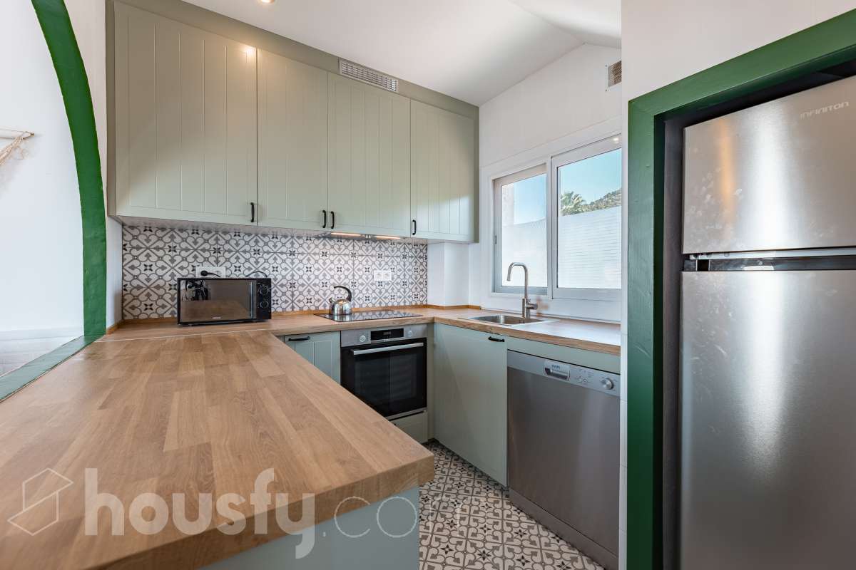 Housfy vende 🏡 espectacular piso dúplex en edificio de primera línea de mar en Sitges. Despierta cada día con el Mediterráneo a tus pies en la exclusiva zona de Punta Gavina; un refugio de luz, paz y vistas infinitas en la preciosa población de Sitges. Ven a ver tu oasis privado inundado de luz donde podrás combinar los baños de mar con tardes de relax junto a la piscina de la comunidad. La vivienda dispone de 68 m2 útiles (verificados con la Dirección General de Catastro). Edificio construido en el año 1988. La distribución es muy práctica: planta primera, zona de día, con un espléndido salón con vistas al mar y comedor abierto a una cómoda cocina completamente equipada. La planta superior, se compone de dos habitaciones dobles con armarios empotrados y un baño completo con plato de ducha. El baño, reformado recientemente. Distribución de estancias -Salón-comedor -2 Dormitorios -1 Baño -Cocina equipada Características específicas -Cédula de habitabilidad -Trastero -Amueblado -Piscina comunitaria -Zona de garaje Zona y entorno Respecto a la ubicación, se sitúa en Sitges, municipio de Barcelona. Esta propiedad se encuentra cerca de transporte público, colegios, supermercados y farmacias. Edificio en primera línea de mar. Aviso legal El precio de venta no incluye gastos de la compraventa como notaría, registro, impuestos, ni tampoco honorarios agencia. Esta publicación no es vinculante. Consulta siempre la nota simple con Housfy antes de formalizar la compraventa. Sobre nosotros Housfy es la plataforma integral de servicios inmobiliarios. Nuestra combinación de expertos y tecnología pone al alcance de todo el mundo servicios cómodos, claros y seguros. AICAT número: 7922. Nos encargamos de la gestión y asesoramiento de la compra. ¡Olvídate de todo! Hacemos los trámites por ti. Y, si además necesitas financiación, ponemos a tu disposición un bróker hipotecario para ayudarte a conseguir las mejores condiciones para tu perfil económico. ¿Quieres visitarla? Contacta con Housfy y agenda tu visita sin compromiso. Más información en: housfy.com-19