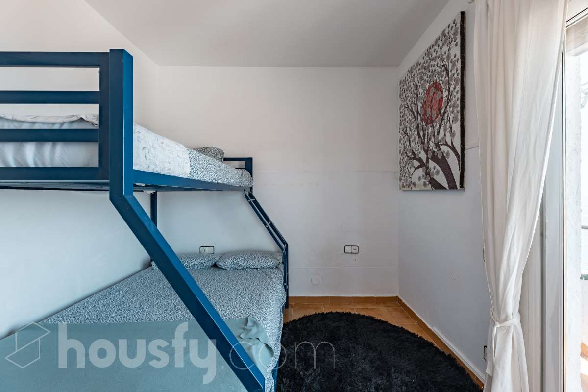 Housfy vende 🏡 espectacular piso dúplex en edificio de primera línea de mar en Sitges. Despierta cada día con el Mediterráneo a tus pies en la exclusiva zona de Punta Gavina; un refugio de luz, paz y vistas infinitas en la preciosa población de Sitges. Ven a ver tu oasis privado inundado de luz donde podrás combinar los baños de mar con tardes de relax junto a la piscina de la comunidad. La vivienda dispone de 68 m2 útiles (verificados con la Dirección General de Catastro). Edificio construido en el año 1988. La distribución es muy práctica: planta primera, zona de día, con un espléndido salón con vistas al mar y comedor abierto a una cómoda cocina completamente equipada. La planta superior, se compone de dos habitaciones dobles con armarios empotrados y un baño completo con plato de ducha. El baño, reformado recientemente. Distribución de estancias -Salón-comedor -2 Dormitorios -1 Baño -Cocina equipada Características específicas -Cédula de habitabilidad -Trastero -Amueblado -Piscina comunitaria -Zona de garaje Zona y entorno Respecto a la ubicación, se sitúa en Sitges, municipio de Barcelona. Esta propiedad se encuentra cerca de transporte público, colegios, supermercados y farmacias. Edificio en primera línea de mar. Aviso legal El precio de venta no incluye gastos de la compraventa como notaría, registro, impuestos, ni tampoco honorarios agencia. Esta publicación no es vinculante. Consulta siempre la nota simple con Housfy antes de formalizar la compraventa. Sobre nosotros Housfy es la plataforma integral de servicios inmobiliarios. Nuestra combinación de expertos y tecnología pone al alcance de todo el mundo servicios cómodos, claros y seguros. AICAT número: 7922. Nos encargamos de la gestión y asesoramiento de la compra. ¡Olvídate de todo! Hacemos los trámites por ti. Y, si además necesitas financiación, ponemos a tu disposición un bróker hipotecario para ayudarte a conseguir las mejores condiciones para tu perfil económico. ¿Quieres visitarla? Contacta con Housfy y agenda tu visita sin compromiso. Más información en: housfy.com-25