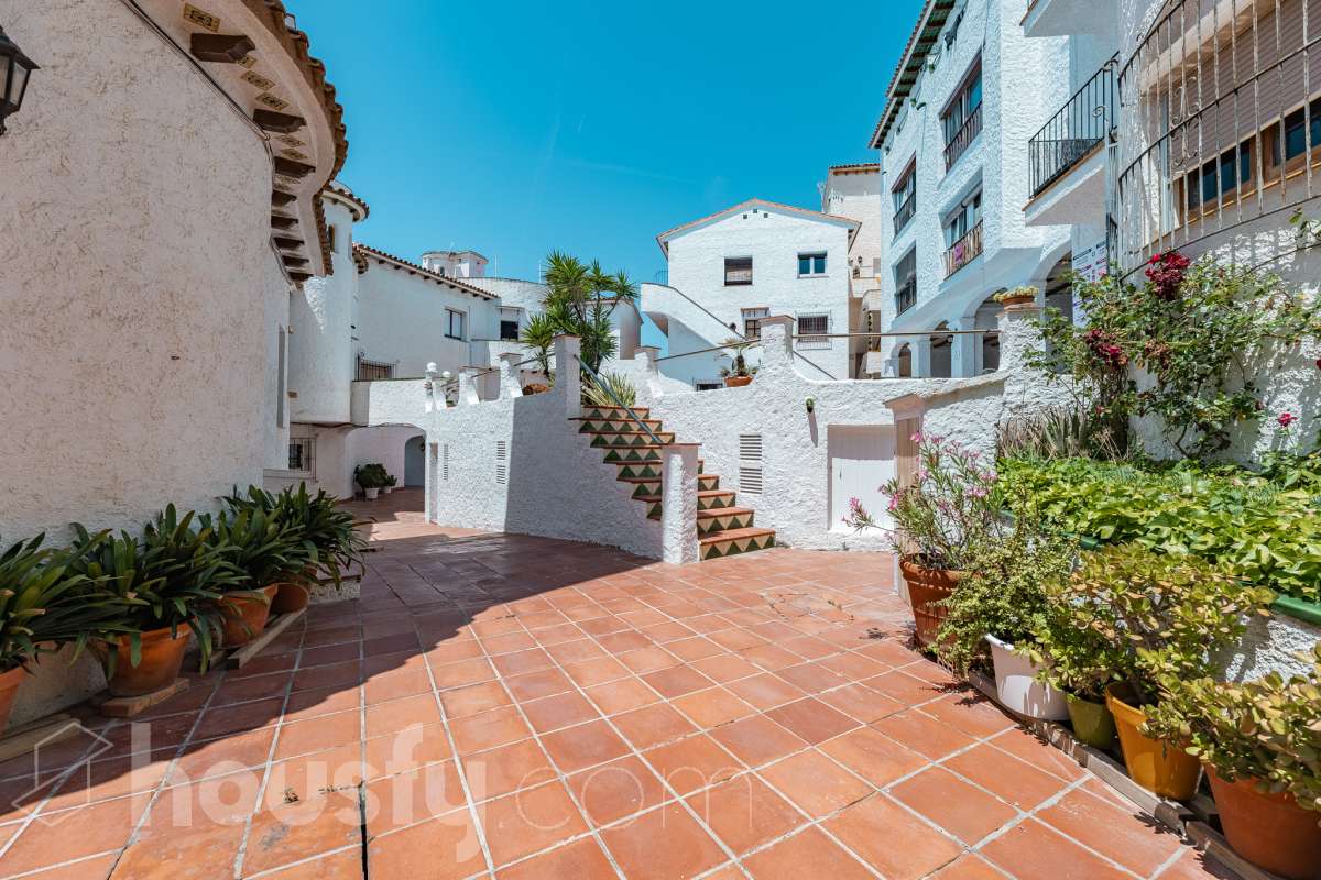 Housfy vende 🏡 espectacular piso dúplex en edificio de primera línea de mar en Sitges. Despierta cada día con el Mediterráneo a tus pies en la exclusiva zona de Punta Gavina; un refugio de luz, paz y vistas infinitas en la preciosa población de Sitges. Ven a ver tu oasis privado inundado de luz donde podrás combinar los baños de mar con tardes de relax junto a la piscina de la comunidad. La vivienda dispone de 68 m2 útiles (verificados con la Dirección General de Catastro). Edificio construido en el año 1988. La distribución es muy práctica: planta primera, zona de día, con un espléndido salón con vistas al mar y comedor abierto a una cómoda cocina completamente equipada. La planta superior, se compone de dos habitaciones dobles con armarios empotrados y un baño completo con plato de ducha. El baño, reformado recientemente. Distribución de estancias -Salón-comedor -2 Dormitorios -1 Baño -Cocina equipada Características específicas -Cédula de habitabilidad -Trastero -Amueblado -Piscina comunitaria -Zona de garaje Zona y entorno Respecto a la ubicación, se sitúa en Sitges, municipio de Barcelona. Esta propiedad se encuentra cerca de transporte público, colegios, supermercados y farmacias. Edificio en primera línea de mar. Aviso legal El precio de venta no incluye gastos de la compraventa como notaría, registro, impuestos, ni tampoco honorarios agencia. Esta publicación no es vinculante. Consulta siempre la nota simple con Housfy antes de formalizar la compraventa. Sobre nosotros Housfy es la plataforma integral de servicios inmobiliarios. Nuestra combinación de expertos y tecnología pone al alcance de todo el mundo servicios cómodos, claros y seguros. AICAT número: 7922. Nos encargamos de la gestión y asesoramiento de la compra. ¡Olvídate de todo! Hacemos los trámites por ti. Y, si además necesitas financiación, ponemos a tu disposición un bróker hipotecario para ayudarte a conseguir las mejores condiciones para tu perfil económico. ¿Quieres visitarla? Contacta con Housfy y agenda tu visita sin compromiso. Más información en: housfy.com-41