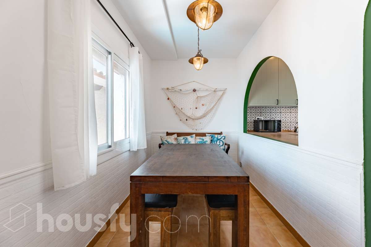 Housfy vende 🏡 espectacular piso dúplex en edificio de primera línea de mar en Sitges. Despierta cada día con el Mediterráneo a tus pies en la exclusiva zona de Punta Gavina; un refugio de luz, paz y vistas infinitas en la preciosa población de Sitges. Ven a ver tu oasis privado inundado de luz donde podrás combinar los baños de mar con tardes de relax junto a la piscina de la comunidad. La vivienda dispone de 68 m2 útiles (verificados con la Dirección General de Catastro). Edificio construido en el año 1988. La distribución es muy práctica: planta primera, zona de día, con un espléndido salón con vistas al mar y comedor abierto a una cómoda cocina completamente equipada. La planta superior, se compone de dos habitaciones dobles con armarios empotrados y un baño completo con plato de ducha. El baño, reformado recientemente. Distribución de estancias -Salón-comedor -2 Dormitorios -1 Baño -Cocina equipada Características específicas -Cédula de habitabilidad -Trastero -Amueblado -Piscina comunitaria -Zona de garaje Zona y entorno Respecto a la ubicación, se sitúa en Sitges, municipio de Barcelona. Esta propiedad se encuentra cerca de transporte público, colegios, supermercados y farmacias. Edificio en primera línea de mar. Aviso legal El precio de venta no incluye gastos de la compraventa como notaría, registro, impuestos, ni tampoco honorarios agencia. Esta publicación no es vinculante. Consulta siempre la nota simple con Housfy antes de formalizar la compraventa. Sobre nosotros Housfy es la plataforma integral de servicios inmobiliarios. Nuestra combinación de expertos y tecnología pone al alcance de todo el mundo servicios cómodos, claros y seguros. AICAT número: 7922. Nos encargamos de la gestión y asesoramiento de la compra. ¡Olvídate de todo! Hacemos los trámites por ti. Y, si además necesitas financiación, ponemos a tu disposición un bróker hipotecario para ayudarte a conseguir las mejores condiciones para tu perfil económico. ¿Quieres visitarla? Contacta con Housfy y agenda tu visita sin compromiso. Más información en: housfy.com-11