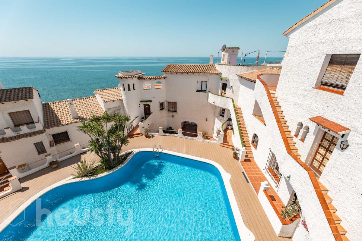 Housfy vende 🏡 espectacular piso dúplex en edificio de primera línea de mar en Sitges. Despierta cada día con el Mediterráneo a tus pies en la exclusiva zona de Punta Gavina; un refugio de luz, paz y vistas infinitas en la preciosa población de Sitges. Ven a ver tu oasis privado inundado de luz donde podrás combinar los baños de mar con tardes de relax junto a la piscina de la comunidad. La vivienda dispone de 68 m2 útiles (verificados con la Dirección General de Catastro). Edificio construido en el año 1988. La distribución es muy práctica: planta primera, zona de día, con un espléndido salón con vistas al mar y comedor abierto a una cómoda cocina completamente equipada. La planta superior, se compone de dos habitaciones dobles con armarios empotrados y un baño completo con plato de ducha. El baño, reformado recientemente. Distribución de estancias -Salón-comedor -2 Dormitorios -1 Baño -Cocina equipada Características específicas -Cédula de habitabilidad -Trastero -Amueblado -Piscina comunitaria -Zona de garaje Zona y entorno Respecto a la ubicación, se sitúa en Sitges, municipio de Barcelona. Esta propiedad se encuentra cerca de transporte público, colegios, supermercados y farmacias. Edificio en primera línea de mar. Aviso legal El precio de venta no incluye gastos de la compraventa como notaría, registro, impuestos, ni tampoco honorarios agencia. Esta publicación no es vinculante. Consulta siempre la nota simple con Housfy antes de formalizar la compraventa. Sobre nosotros Housfy es la plataforma integral de servicios inmobiliarios. Nuestra combinación de expertos y tecnología pone al alcance de todo el mundo servicios cómodos, claros y seguros. AICAT número: 7922. Nos encargamos de la gestión y asesoramiento de la compra. ¡Olvídate de todo! Hacemos los trámites por ti. Y, si además necesitas financiación, ponemos a tu disposición un bróker hipotecario para ayudarte a conseguir las mejores condiciones para tu perfil económico. ¿Quieres visitarla? Contacta con Housfy y agenda tu visita sin compromiso. Más información en: housfy.com-30
