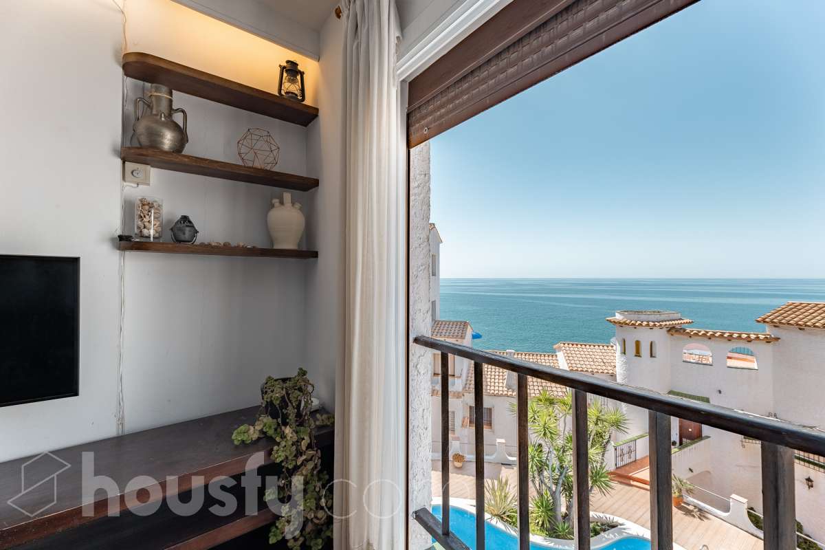 Housfy vende 🏡 espectacular piso dúplex en edificio de primera línea de mar en Sitges. Despierta cada día con el Mediterráneo a tus pies en la exclusiva zona de Punta Gavina; un refugio de luz, paz y vistas infinitas en la preciosa población de Sitges. Ven a ver tu oasis privado inundado de luz donde podrás combinar los baños de mar con tardes de relax junto a la piscina de la comunidad. La vivienda dispone de 68 m2 útiles (verificados con la Dirección General de Catastro). Edificio construido en el año 1988. La distribución es muy práctica: planta primera, zona de día, con un espléndido salón con vistas al mar y comedor abierto a una cómoda cocina completamente equipada. La planta superior, se compone de dos habitaciones dobles con armarios empotrados y un baño completo con plato de ducha. El baño, reformado recientemente. Distribución de estancias -Salón-comedor -2 Dormitorios -1 Baño -Cocina equipada Características específicas -Cédula de habitabilidad -Trastero -Amueblado -Piscina comunitaria -Zona de garaje Zona y entorno Respecto a la ubicación, se sitúa en Sitges, municipio de Barcelona. Esta propiedad se encuentra cerca de transporte público, colegios, supermercados y farmacias. Edificio en primera línea de mar. Aviso legal El precio de venta no incluye gastos de la compraventa como notaría, registro, impuestos, ni tampoco honorarios agencia. Esta publicación no es vinculante. Consulta siempre la nota simple con Housfy antes de formalizar la compraventa. Sobre nosotros Housfy es la plataforma integral de servicios inmobiliarios. Nuestra combinación de expertos y tecnología pone al alcance de todo el mundo servicios cómodos, claros y seguros. AICAT número: 7922. Nos encargamos de la gestión y asesoramiento de la compra. ¡Olvídate de todo! Hacemos los trámites por ti. Y, si además necesitas financiación, ponemos a tu disposición un bróker hipotecario para ayudarte a conseguir las mejores condiciones para tu perfil económico. ¿Quieres visitarla? Contacta con Housfy y agenda tu visita sin compromiso. Más información en: housfy.com-14