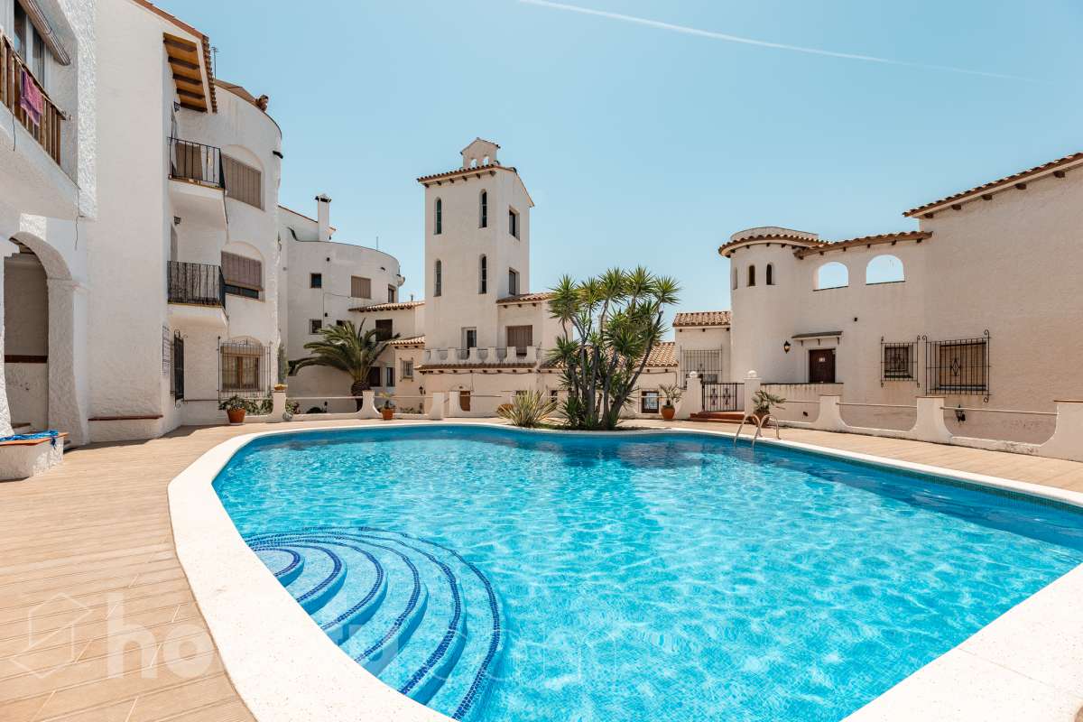 Housfy vende 🏡 espectacular piso dúplex en edificio de primera línea de mar en Sitges. Despierta cada día con el Mediterráneo a tus pies en la exclusiva zona de Punta Gavina; un refugio de luz, paz y vistas infinitas en la preciosa población de Sitges. Ven a ver tu oasis privado inundado de luz donde podrás combinar los baños de mar con tardes de relax junto a la piscina de la comunidad. La vivienda dispone de 68 m2 útiles (verificados con la Dirección General de Catastro). Edificio construido en el año 1988. La distribución es muy práctica: planta primera, zona de día, con un espléndido salón con vistas al mar y comedor abierto a una cómoda cocina completamente equipada. La planta superior, se compone de dos habitaciones dobles con armarios empotrados y un baño completo con plato de ducha. El baño, reformado recientemente. Distribución de estancias -Salón-comedor -2 Dormitorios -1 Baño -Cocina equipada Características específicas -Cédula de habitabilidad -Trastero -Amueblado -Piscina comunitaria -Zona de garaje Zona y entorno Respecto a la ubicación, se sitúa en Sitges, municipio de Barcelona. Esta propiedad se encuentra cerca de transporte público, colegios, supermercados y farmacias. Edificio en primera línea de mar. Aviso legal El precio de venta no incluye gastos de la compraventa como notaría, registro, impuestos, ni tampoco honorarios agencia. Esta publicación no es vinculante. Consulta siempre la nota simple con Housfy antes de formalizar la compraventa. Sobre nosotros Housfy es la plataforma integral de servicios inmobiliarios. Nuestra combinación de expertos y tecnología pone al alcance de todo el mundo servicios cómodos, claros y seguros. AICAT número: 7922. Nos encargamos de la gestión y asesoramiento de la compra. ¡Olvídate de todo! Hacemos los trámites por ti. Y, si además necesitas financiación, ponemos a tu disposición un bróker hipotecario para ayudarte a conseguir las mejores condiciones para tu perfil económico. ¿Quieres visitarla? Contacta con Housfy y agenda tu visita sin compromiso. Más información en: housfy.com-38