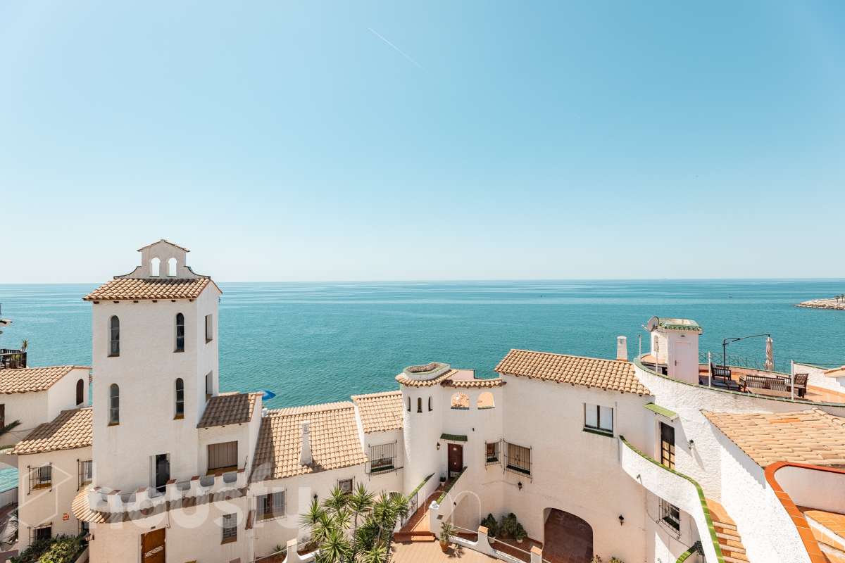 Housfy vende 🏡 espectacular piso dúplex en edificio de primera línea de mar en Sitges. Despierta cada día con el Mediterráneo a tus pies en la exclusiva zona de Punta Gavina; un refugio de luz, paz y vistas infinitas en la preciosa población de Sitges. Ven a ver tu oasis privado inundado de luz donde podrás combinar los baños de mar con tardes de relax junto a la piscina de la comunidad. La vivienda dispone de 68 m2 útiles (verificados con la Dirección General de Catastro). Edificio construido en el año 1988. La distribución es muy práctica: planta primera, zona de día, con un espléndido salón con vistas al mar y comedor abierto a una cómoda cocina completamente equipada. La planta superior, se compone de dos habitaciones dobles con armarios empotrados y un baño completo con plato de ducha. El baño, reformado recientemente. Distribución de estancias -Salón-comedor -2 Dormitorios -1 Baño -Cocina equipada Características específicas -Cédula de habitabilidad -Trastero -Amueblado -Piscina comunitaria -Zona de garaje Zona y entorno Respecto a la ubicación, se sitúa en Sitges, municipio de Barcelona. Esta propiedad se encuentra cerca de transporte público, colegios, supermercados y farmacias. Edificio en primera línea de mar. Aviso legal El precio de venta no incluye gastos de la compraventa como notaría, registro, impuestos, ni tampoco honorarios agencia. Esta publicación no es vinculante. Consulta siempre la nota simple con Housfy antes de formalizar la compraventa. Sobre nosotros Housfy es la plataforma integral de servicios inmobiliarios. Nuestra combinación de expertos y tecnología pone al alcance de todo el mundo servicios cómodos, claros y seguros. AICAT número: 7922. Nos encargamos de la gestión y asesoramiento de la compra. ¡Olvídate de todo! Hacemos los trámites por ti. Y, si además necesitas financiación, ponemos a tu disposición un bróker hipotecario para ayudarte a conseguir las mejores condiciones para tu perfil económico. ¿Quieres visitarla? Contacta con Housfy y agenda tu visita sin compromiso. Más información en: housfy.com-34