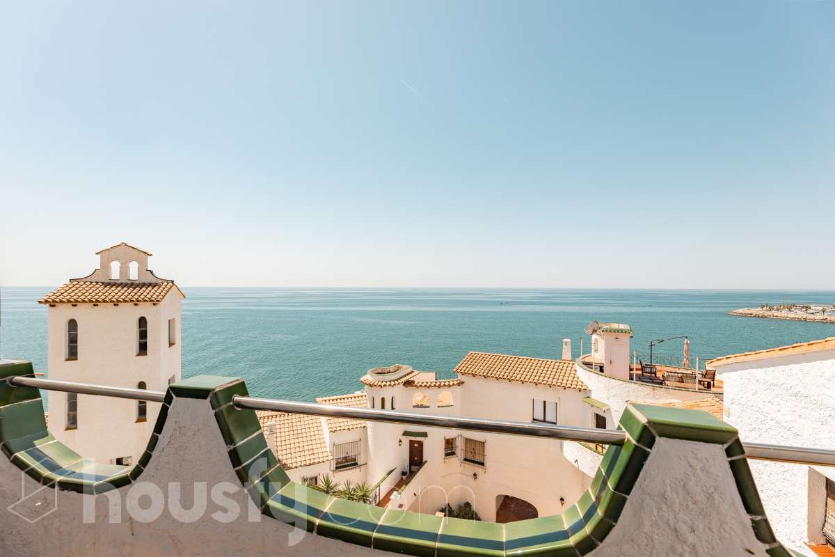 Housfy vende 🏡 espectacular piso dúplex en edificio de primera línea de mar en Sitges. Despierta cada día con el Mediterráneo a tus pies en la exclusiva zona de Punta Gavina; un refugio de luz, paz y vistas infinitas en la preciosa población de Sitges. Ven a ver tu oasis privado inundado de luz donde podrás combinar los baños de mar con tardes de relax junto a la piscina de la comunidad. La vivienda dispone de 68 m2 útiles (verificados con la Dirección General de Catastro). Edificio construido en el año 1988. La distribución es muy práctica: planta primera, zona de día, con un espléndido salón con vistas al mar y comedor abierto a una cómoda cocina completamente equipada. La planta superior, se compone de dos habitaciones dobles con armarios empotrados y un baño completo con plato de ducha. El baño, reformado recientemente. Distribución de estancias -Salón-comedor -2 Dormitorios -1 Baño -Cocina equipada Características específicas -Cédula de habitabilidad -Trastero -Amueblado -Piscina comunitaria -Zona de garaje Zona y entorno Respecto a la ubicación, se sitúa en Sitges, municipio de Barcelona. Esta propiedad se encuentra cerca de transporte público, colegios, supermercados y farmacias. Edificio en primera línea de mar. Aviso legal El precio de venta no incluye gastos de la compraventa como notaría, registro, impuestos, ni tampoco honorarios agencia. Esta publicación no es vinculante. Consulta siempre la nota simple con Housfy antes de formalizar la compraventa. Sobre nosotros Housfy es la plataforma integral de servicios inmobiliarios. Nuestra combinación de expertos y tecnología pone al alcance de todo el mundo servicios cómodos, claros y seguros. AICAT número: 7922. Nos encargamos de la gestión y asesoramiento de la compra. ¡Olvídate de todo! Hacemos los trámites por ti. Y, si además necesitas financiación, ponemos a tu disposición un bróker hipotecario para ayudarte a conseguir las mejores condiciones para tu perfil económico. ¿Quieres visitarla? Contacta con Housfy y agenda tu visita sin compromiso. Más información en: housfy.com-33