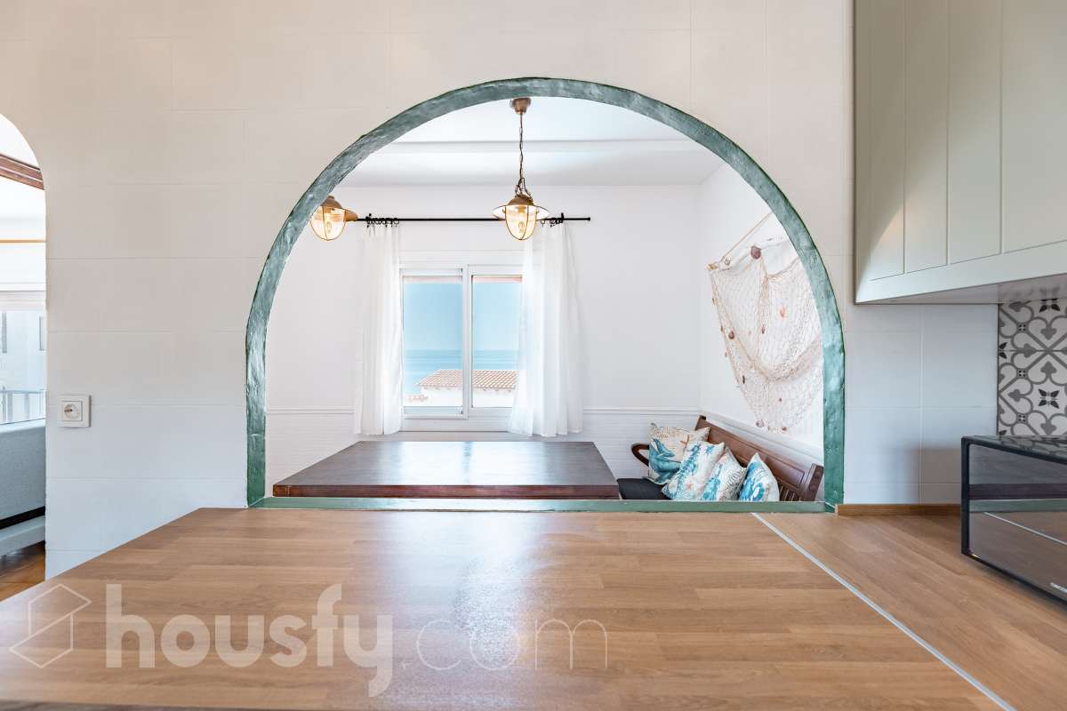 Housfy vende 🏡 espectacular piso dúplex en edificio de primera línea de mar en Sitges. Despierta cada día con el Mediterráneo a tus pies en la exclusiva zona de Punta Gavina; un refugio de luz, paz y vistas infinitas en la preciosa población de Sitges. Ven a ver tu oasis privado inundado de luz donde podrás combinar los baños de mar con tardes de relax junto a la piscina de la comunidad. La vivienda dispone de 68 m2 útiles (verificados con la Dirección General de Catastro). Edificio construido en el año 1988. La distribución es muy práctica: planta primera, zona de día, con un espléndido salón con vistas al mar y comedor abierto a una cómoda cocina completamente equipada. La planta superior, se compone de dos habitaciones dobles con armarios empotrados y un baño completo con plato de ducha. El baño, reformado recientemente. Distribución de estancias -Salón-comedor -2 Dormitorios -1 Baño -Cocina equipada Características específicas -Cédula de habitabilidad -Trastero -Amueblado -Piscina comunitaria -Zona de garaje Zona y entorno Respecto a la ubicación, se sitúa en Sitges, municipio de Barcelona. Esta propiedad se encuentra cerca de transporte público, colegios, supermercados y farmacias. Edificio en primera línea de mar. Aviso legal El precio de venta no incluye gastos de la compraventa como notaría, registro, impuestos, ni tampoco honorarios agencia. Esta publicación no es vinculante. Consulta siempre la nota simple con Housfy antes de formalizar la compraventa. Sobre nosotros Housfy es la plataforma integral de servicios inmobiliarios. Nuestra combinación de expertos y tecnología pone al alcance de todo el mundo servicios cómodos, claros y seguros. AICAT número: 7922. Nos encargamos de la gestión y asesoramiento de la compra. ¡Olvídate de todo! Hacemos los trámites por ti. Y, si además necesitas financiación, ponemos a tu disposición un bróker hipotecario para ayudarte a conseguir las mejores condiciones para tu perfil económico. ¿Quieres visitarla? Contacta con Housfy y agenda tu visita sin compromiso. Más información en: housfy.com-16