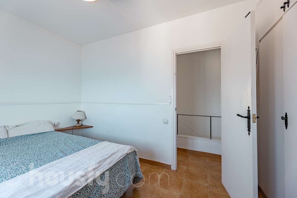 Housfy vende 🏡 espectacular piso dúplex en edificio de primera línea de mar en Sitges. Despierta cada día con el Mediterráneo a tus pies en la exclusiva zona de Punta Gavina; un refugio de luz, paz y vistas infinitas en la preciosa población de Sitges. Ven a ver tu oasis privado inundado de luz donde podrás combinar los baños de mar con tardes de relax junto a la piscina de la comunidad. La vivienda dispone de 68 m2 útiles (verificados con la Dirección General de Catastro). Edificio construido en el año 1988. La distribución es muy práctica: planta primera, zona de día, con un espléndido salón con vistas al mar y comedor abierto a una cómoda cocina completamente equipada. La planta superior, se compone de dos habitaciones dobles con armarios empotrados y un baño completo con plato de ducha. El baño, reformado recientemente. Distribución de estancias -Salón-comedor -2 Dormitorios -1 Baño -Cocina equipada Características específicas -Cédula de habitabilidad -Trastero -Amueblado -Piscina comunitaria -Zona de garaje Zona y entorno Respecto a la ubicación, se sitúa en Sitges, municipio de Barcelona. Esta propiedad se encuentra cerca de transporte público, colegios, supermercados y farmacias. Edificio en primera línea de mar. Aviso legal El precio de venta no incluye gastos de la compraventa como notaría, registro, impuestos, ni tampoco honorarios agencia. Esta publicación no es vinculante. Consulta siempre la nota simple con Housfy antes de formalizar la compraventa. Sobre nosotros Housfy es la plataforma integral de servicios inmobiliarios. Nuestra combinación de expertos y tecnología pone al alcance de todo el mundo servicios cómodos, claros y seguros. AICAT número: 7922. Nos encargamos de la gestión y asesoramiento de la compra. ¡Olvídate de todo! Hacemos los trámites por ti. Y, si además necesitas financiación, ponemos a tu disposición un bróker hipotecario para ayudarte a conseguir las mejores condiciones para tu perfil económico. ¿Quieres visitarla? Contacta con Housfy y agenda tu visita sin compromiso. Más información en: housfy.com-23