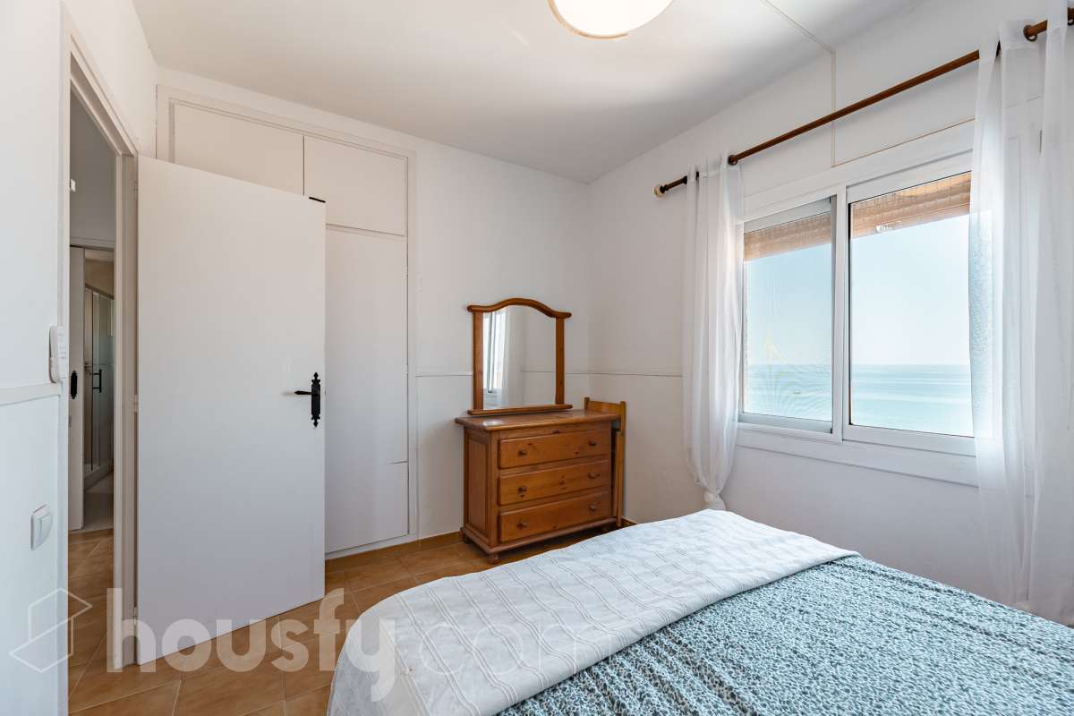 Housfy vende 🏡 espectacular piso dúplex en edificio de primera línea de mar en Sitges. Despierta cada día con el Mediterráneo a tus pies en la exclusiva zona de Punta Gavina; un refugio de luz, paz y vistas infinitas en la preciosa población de Sitges. Ven a ver tu oasis privado inundado de luz donde podrás combinar los baños de mar con tardes de relax junto a la piscina de la comunidad. La vivienda dispone de 68 m2 útiles (verificados con la Dirección General de Catastro). Edificio construido en el año 1988. La distribución es muy práctica: planta primera, zona de día, con un espléndido salón con vistas al mar y comedor abierto a una cómoda cocina completamente equipada. La planta superior, se compone de dos habitaciones dobles con armarios empotrados y un baño completo con plato de ducha. El baño, reformado recientemente. Distribución de estancias -Salón-comedor -2 Dormitorios -1 Baño -Cocina equipada Características específicas -Cédula de habitabilidad -Trastero -Amueblado -Piscina comunitaria -Zona de garaje Zona y entorno Respecto a la ubicación, se sitúa en Sitges, municipio de Barcelona. Esta propiedad se encuentra cerca de transporte público, colegios, supermercados y farmacias. Edificio en primera línea de mar. Aviso legal El precio de venta no incluye gastos de la compraventa como notaría, registro, impuestos, ni tampoco honorarios agencia. Esta publicación no es vinculante. Consulta siempre la nota simple con Housfy antes de formalizar la compraventa. Sobre nosotros Housfy es la plataforma integral de servicios inmobiliarios. Nuestra combinación de expertos y tecnología pone al alcance de todo el mundo servicios cómodos, claros y seguros. AICAT número: 7922. Nos encargamos de la gestión y asesoramiento de la compra. ¡Olvídate de todo! Hacemos los trámites por ti. Y, si además necesitas financiación, ponemos a tu disposición un bróker hipotecario para ayudarte a conseguir las mejores condiciones para tu perfil económico. ¿Quieres visitarla? Contacta con Housfy y agenda tu visita sin compromiso. Más información en: housfy.com-21