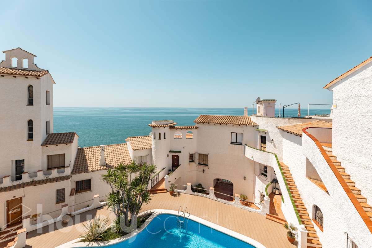 Housfy vende 🏡 espectacular piso dúplex en edificio de primera línea de mar en Sitges. Despierta cada día con el Mediterráneo a tus pies en la exclusiva zona de Punta Gavina; un refugio de luz, paz y vistas infinitas en la preciosa población de Sitges. Ven a ver tu oasis privado inundado de luz donde podrás combinar los baños de mar con tardes de relax junto a la piscina de la comunidad. La vivienda dispone de 68 m2 útiles (verificados con la Dirección General de Catastro). Edificio construido en el año 1988. La distribución es muy práctica: planta primera, zona de día, con un espléndido salón con vistas al mar y comedor abierto a una cómoda cocina completamente equipada. La planta superior, se compone de dos habitaciones dobles con armarios empotrados y un baño completo con plato de ducha. El baño, reformado recientemente. Distribución de estancias -Salón-comedor -2 Dormitorios -1 Baño -Cocina equipada Características específicas -Cédula de habitabilidad -Trastero -Amueblado -Piscina comunitaria -Zona de garaje Zona y entorno Respecto a la ubicación, se sitúa en Sitges, municipio de Barcelona. Esta propiedad se encuentra cerca de transporte público, colegios, supermercados y farmacias. Edificio en primera línea de mar. Aviso legal El precio de venta no incluye gastos de la compraventa como notaría, registro, impuestos, ni tampoco honorarios agencia. Esta publicación no es vinculante. Consulta siempre la nota simple con Housfy antes de formalizar la compraventa. Sobre nosotros Housfy es la plataforma integral de servicios inmobiliarios. Nuestra combinación de expertos y tecnología pone al alcance de todo el mundo servicios cómodos, claros y seguros. AICAT número: 7922. Nos encargamos de la gestión y asesoramiento de la compra. ¡Olvídate de todo! Hacemos los trámites por ti. Y, si además necesitas financiación, ponemos a tu disposición un bróker hipotecario para ayudarte a conseguir las mejores condiciones para tu perfil económico. ¿Quieres visitarla? Contacta con Housfy y agenda tu visita sin compromiso. Más información en: housfy.com-3