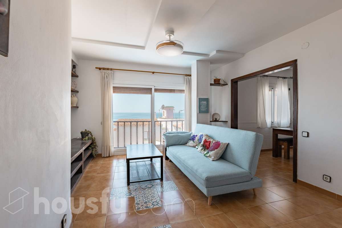 Housfy vende 🏡 espectacular piso dúplex en edificio de primera línea de mar en Sitges. Despierta cada día con el Mediterráneo a tus pies en la exclusiva zona de Punta Gavina; un refugio de luz, paz y vistas infinitas en la preciosa población de Sitges. Ven a ver tu oasis privado inundado de luz donde podrás combinar los baños de mar con tardes de relax junto a la piscina de la comunidad. La vivienda dispone de 68 m2 útiles (verificados con la Dirección General de Catastro). Edificio construido en el año 1988. La distribución es muy práctica: planta primera, zona de día, con un espléndido salón con vistas al mar y comedor abierto a una cómoda cocina completamente equipada. La planta superior, se compone de dos habitaciones dobles con armarios empotrados y un baño completo con plato de ducha. El baño, reformado recientemente. Distribución de estancias -Salón-comedor -2 Dormitorios -1 Baño -Cocina equipada Características específicas -Cédula de habitabilidad -Trastero -Amueblado -Piscina comunitaria -Zona de garaje Zona y entorno Respecto a la ubicación, se sitúa en Sitges, municipio de Barcelona. Esta propiedad se encuentra cerca de transporte público, colegios, supermercados y farmacias. Edificio en primera línea de mar. Aviso legal El precio de venta no incluye gastos de la compraventa como notaría, registro, impuestos, ni tampoco honorarios agencia. Esta publicación no es vinculante. Consulta siempre la nota simple con Housfy antes de formalizar la compraventa. Sobre nosotros Housfy es la plataforma integral de servicios inmobiliarios. Nuestra combinación de expertos y tecnología pone al alcance de todo el mundo servicios cómodos, claros y seguros. AICAT número: 7922. Nos encargamos de la gestión y asesoramiento de la compra. ¡Olvídate de todo! Hacemos los trámites por ti. Y, si además necesitas financiación, ponemos a tu disposición un bróker hipotecario para ayudarte a conseguir las mejores condiciones para tu perfil económico. ¿Quieres visitarla? Contacta con Housfy y agenda tu visita sin compromiso. Más información en: housfy.com-6