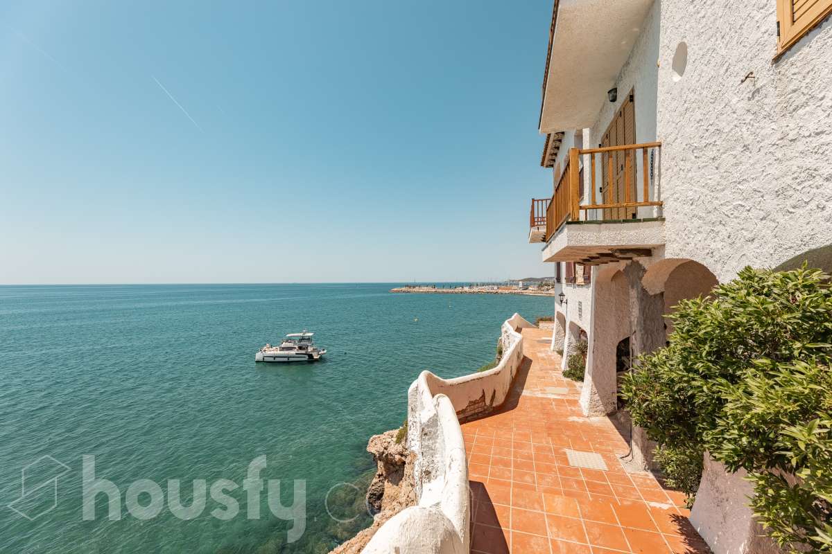 Housfy vende 🏡 espectacular piso dúplex en edificio de primera línea de mar en Sitges. Despierta cada día con el Mediterráneo a tus pies en la exclusiva zona de Punta Gavina; un refugio de luz, paz y vistas infinitas en la preciosa población de Sitges. Ven a ver tu oasis privado inundado de luz donde podrás combinar los baños de mar con tardes de relax junto a la piscina de la comunidad. La vivienda dispone de 68 m2 útiles (verificados con la Dirección General de Catastro). Edificio construido en el año 1988. La distribución es muy práctica: planta primera, zona de día, con un espléndido salón con vistas al mar y comedor abierto a una cómoda cocina completamente equipada. La planta superior, se compone de dos habitaciones dobles con armarios empotrados y un baño completo con plato de ducha. El baño, reformado recientemente. Distribución de estancias -Salón-comedor -2 Dormitorios -1 Baño -Cocina equipada Características específicas -Cédula de habitabilidad -Trastero -Amueblado -Piscina comunitaria -Zona de garaje Zona y entorno Respecto a la ubicación, se sitúa en Sitges, municipio de Barcelona. Esta propiedad se encuentra cerca de transporte público, colegios, supermercados y farmacias. Edificio en primera línea de mar. Aviso legal El precio de venta no incluye gastos de la compraventa como notaría, registro, impuestos, ni tampoco honorarios agencia. Esta publicación no es vinculante. Consulta siempre la nota simple con Housfy antes de formalizar la compraventa. Sobre nosotros Housfy es la plataforma integral de servicios inmobiliarios. Nuestra combinación de expertos y tecnología pone al alcance de todo el mundo servicios cómodos, claros y seguros. AICAT número: 7922. Nos encargamos de la gestión y asesoramiento de la compra. ¡Olvídate de todo! Hacemos los trámites por ti. Y, si además necesitas financiación, ponemos a tu disposición un bróker hipotecario para ayudarte a conseguir las mejores condiciones para tu perfil económico. ¿Quieres visitarla? Contacta con Housfy y agenda tu visita sin compromiso. Más información en: housfy.com-40