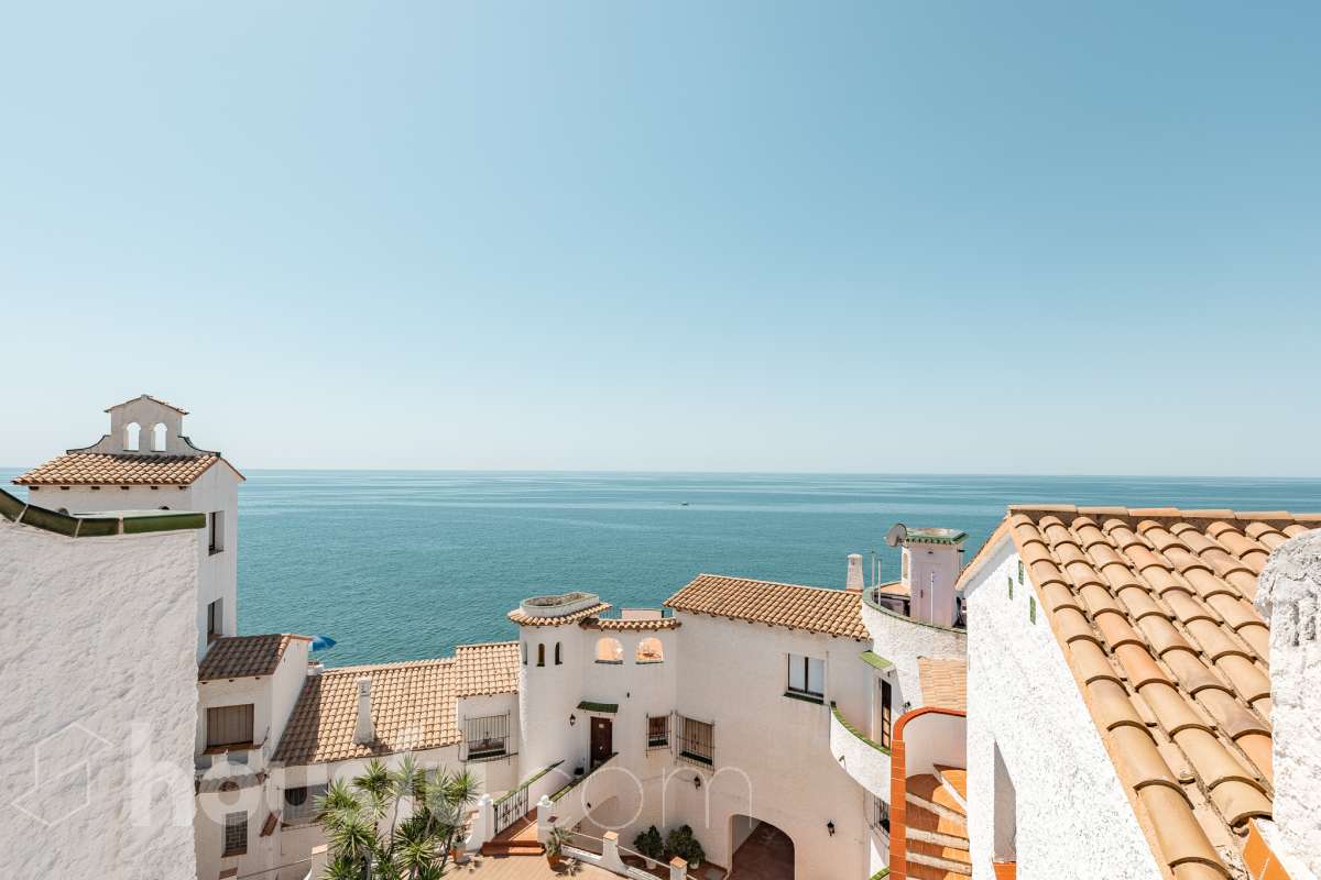 Housfy vende 🏡 espectacular piso dúplex en edificio de primera línea de mar en Sitges. Despierta cada día con el Mediterráneo a tus pies en la exclusiva zona de Punta Gavina; un refugio de luz, paz y vistas infinitas en la preciosa población de Sitges. Ven a ver tu oasis privado inundado de luz donde podrás combinar los baños de mar con tardes de relax junto a la piscina de la comunidad. La vivienda dispone de 68 m2 útiles (verificados con la Dirección General de Catastro). Edificio construido en el año 1988. La distribución es muy práctica: planta primera, zona de día, con un espléndido salón con vistas al mar y comedor abierto a una cómoda cocina completamente equipada. La planta superior, se compone de dos habitaciones dobles con armarios empotrados y un baño completo con plato de ducha. El baño, reformado recientemente. Distribución de estancias -Salón-comedor -2 Dormitorios -1 Baño -Cocina equipada Características específicas -Cédula de habitabilidad -Trastero -Amueblado -Piscina comunitaria -Zona de garaje Zona y entorno Respecto a la ubicación, se sitúa en Sitges, municipio de Barcelona. Esta propiedad se encuentra cerca de transporte público, colegios, supermercados y farmacias. Edificio en primera línea de mar. Aviso legal El precio de venta no incluye gastos de la compraventa como notaría, registro, impuestos, ni tampoco honorarios agencia. Esta publicación no es vinculante. Consulta siempre la nota simple con Housfy antes de formalizar la compraventa. Sobre nosotros Housfy es la plataforma integral de servicios inmobiliarios. Nuestra combinación de expertos y tecnología pone al alcance de todo el mundo servicios cómodos, claros y seguros. AICAT número: 7922. Nos encargamos de la gestión y asesoramiento de la compra. ¡Olvídate de todo! Hacemos los trámites por ti. Y, si además necesitas financiación, ponemos a tu disposición un bróker hipotecario para ayudarte a conseguir las mejores condiciones para tu perfil económico. ¿Quieres visitarla? Contacta con Housfy y agenda tu visita sin compromiso. Más información en: housfy.com-31