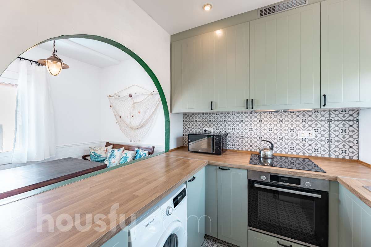 Housfy vende 🏡 espectacular piso dúplex en edificio de primera línea de mar en Sitges. Despierta cada día con el Mediterráneo a tus pies en la exclusiva zona de Punta Gavina; un refugio de luz, paz y vistas infinitas en la preciosa población de Sitges. Ven a ver tu oasis privado inundado de luz donde podrás combinar los baños de mar con tardes de relax junto a la piscina de la comunidad. La vivienda dispone de 68 m2 útiles (verificados con la Dirección General de Catastro). Edificio construido en el año 1988. La distribución es muy práctica: planta primera, zona de día, con un espléndido salón con vistas al mar y comedor abierto a una cómoda cocina completamente equipada. La planta superior, se compone de dos habitaciones dobles con armarios empotrados y un baño completo con plato de ducha. El baño, reformado recientemente. Distribución de estancias -Salón-comedor -2 Dormitorios -1 Baño -Cocina equipada Características específicas -Cédula de habitabilidad -Trastero -Amueblado -Piscina comunitaria -Zona de garaje Zona y entorno Respecto a la ubicación, se sitúa en Sitges, municipio de Barcelona. Esta propiedad se encuentra cerca de transporte público, colegios, supermercados y farmacias. Edificio en primera línea de mar. Aviso legal El precio de venta no incluye gastos de la compraventa como notaría, registro, impuestos, ni tampoco honorarios agencia. Esta publicación no es vinculante. Consulta siempre la nota simple con Housfy antes de formalizar la compraventa. Sobre nosotros Housfy es la plataforma integral de servicios inmobiliarios. Nuestra combinación de expertos y tecnología pone al alcance de todo el mundo servicios cómodos, claros y seguros. AICAT número: 7922. Nos encargamos de la gestión y asesoramiento de la compra. ¡Olvídate de todo! Hacemos los trámites por ti. Y, si además necesitas financiación, ponemos a tu disposición un bróker hipotecario para ayudarte a conseguir las mejores condiciones para tu perfil económico. ¿Quieres visitarla? Contacta con Housfy y agenda tu visita sin compromiso. Más información en: housfy.com-15
