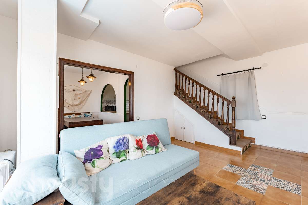 Housfy vende 🏡 espectacular piso dúplex en edificio de primera línea de mar en Sitges. Despierta cada día con el Mediterráneo a tus pies en la exclusiva zona de Punta Gavina; un refugio de luz, paz y vistas infinitas en la preciosa población de Sitges. Ven a ver tu oasis privado inundado de luz donde podrás combinar los baños de mar con tardes de relax junto a la piscina de la comunidad. La vivienda dispone de 68 m2 útiles (verificados con la Dirección General de Catastro). Edificio construido en el año 1988. La distribución es muy práctica: planta primera, zona de día, con un espléndido salón con vistas al mar y comedor abierto a una cómoda cocina completamente equipada. La planta superior, se compone de dos habitaciones dobles con armarios empotrados y un baño completo con plato de ducha. El baño, reformado recientemente. Distribución de estancias -Salón-comedor -2 Dormitorios -1 Baño -Cocina equipada Características específicas -Cédula de habitabilidad -Trastero -Amueblado -Piscina comunitaria -Zona de garaje Zona y entorno Respecto a la ubicación, se sitúa en Sitges, municipio de Barcelona. Esta propiedad se encuentra cerca de transporte público, colegios, supermercados y farmacias. Edificio en primera línea de mar. Aviso legal El precio de venta no incluye gastos de la compraventa como notaría, registro, impuestos, ni tampoco honorarios agencia. Esta publicación no es vinculante. Consulta siempre la nota simple con Housfy antes de formalizar la compraventa. Sobre nosotros Housfy es la plataforma integral de servicios inmobiliarios. Nuestra combinación de expertos y tecnología pone al alcance de todo el mundo servicios cómodos, claros y seguros. AICAT número: 7922. Nos encargamos de la gestión y asesoramiento de la compra. ¡Olvídate de todo! Hacemos los trámites por ti. Y, si además necesitas financiación, ponemos a tu disposición un bróker hipotecario para ayudarte a conseguir las mejores condiciones para tu perfil económico. ¿Quieres visitarla? Contacta con Housfy y agenda tu visita sin compromiso. Más información en: housfy.com-9