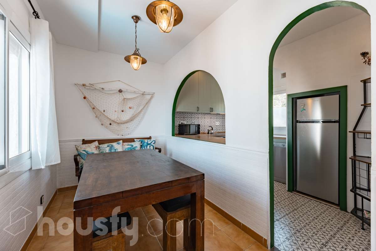 Housfy vende 🏡 espectacular piso dúplex en edificio de primera línea de mar en Sitges. Despierta cada día con el Mediterráneo a tus pies en la exclusiva zona de Punta Gavina; un refugio de luz, paz y vistas infinitas en la preciosa población de Sitges. Ven a ver tu oasis privado inundado de luz donde podrás combinar los baños de mar con tardes de relax junto a la piscina de la comunidad. La vivienda dispone de 68 m2 útiles (verificados con la Dirección General de Catastro). Edificio construido en el año 1988. La distribución es muy práctica: planta primera, zona de día, con un espléndido salón con vistas al mar y comedor abierto a una cómoda cocina completamente equipada. La planta superior, se compone de dos habitaciones dobles con armarios empotrados y un baño completo con plato de ducha. El baño, reformado recientemente. Distribución de estancias -Salón-comedor -2 Dormitorios -1 Baño -Cocina equipada Características específicas -Cédula de habitabilidad -Trastero -Amueblado -Piscina comunitaria -Zona de garaje Zona y entorno Respecto a la ubicación, se sitúa en Sitges, municipio de Barcelona. Esta propiedad se encuentra cerca de transporte público, colegios, supermercados y farmacias. Edificio en primera línea de mar. Aviso legal El precio de venta no incluye gastos de la compraventa como notaría, registro, impuestos, ni tampoco honorarios agencia. Esta publicación no es vinculante. Consulta siempre la nota simple con Housfy antes de formalizar la compraventa. Sobre nosotros Housfy es la plataforma integral de servicios inmobiliarios. Nuestra combinación de expertos y tecnología pone al alcance de todo el mundo servicios cómodos, claros y seguros. AICAT número: 7922. Nos encargamos de la gestión y asesoramiento de la compra. ¡Olvídate de todo! Hacemos los trámites por ti. Y, si además necesitas financiación, ponemos a tu disposición un bróker hipotecario para ayudarte a conseguir las mejores condiciones para tu perfil económico. ¿Quieres visitarla? Contacta con Housfy y agenda tu visita sin compromiso. Más información en: housfy.com-12