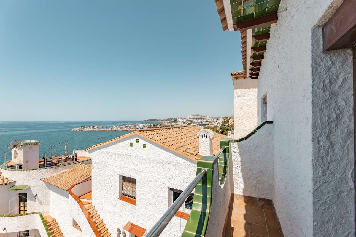 Housfy vende 🏡 espectacular piso dúplex en edificio de primera línea de mar en Sitges. Despierta cada día con el Mediterráneo a tus pies en la exclusiva zona de Punta Gavina; un refugio de luz, paz y vistas infinitas en la preciosa población de Sitges. Ven a ver tu oasis privado inundado de luz donde podrás combinar los baños de mar con tardes de relax junto a la piscina de la comunidad. La vivienda dispone de 68 m2 útiles (verificados con la Dirección General de Catastro). Edificio construido en el año 1988. La distribución es muy práctica: planta primera, zona de día, con un espléndido salón con vistas al mar y comedor abierto a una cómoda cocina completamente equipada. La planta superior, se compone de dos habitaciones dobles con armarios empotrados y un baño completo con plato de ducha. El baño, reformado recientemente. Distribución de estancias -Salón-comedor -2 Dormitorios -1 Baño -Cocina equipada Características específicas -Cédula de habitabilidad -Trastero -Amueblado -Piscina comunitaria -Zona de garaje Zona y entorno Respecto a la ubicación, se sitúa en Sitges, municipio de Barcelona. Esta propiedad se encuentra cerca de transporte público, colegios, supermercados y farmacias. Edificio en primera línea de mar. Aviso legal El precio de venta no incluye gastos de la compraventa como notaría, registro, impuestos, ni tampoco honorarios agencia. Esta publicación no es vinculante. Consulta siempre la nota simple con Housfy antes de formalizar la compraventa. Sobre nosotros Housfy es la plataforma integral de servicios inmobiliarios. Nuestra combinación de expertos y tecnología pone al alcance de todo el mundo servicios cómodos, claros y seguros. AICAT número: 7922. Nos encargamos de la gestión y asesoramiento de la compra. ¡Olvídate de todo! Hacemos los trámites por ti. Y, si además necesitas financiación, ponemos a tu disposición un bróker hipotecario para ayudarte a conseguir las mejores condiciones para tu perfil económico. ¿Quieres visitarla? Contacta con Housfy y agenda tu visita sin compromiso. Más información en: housfy.com-32