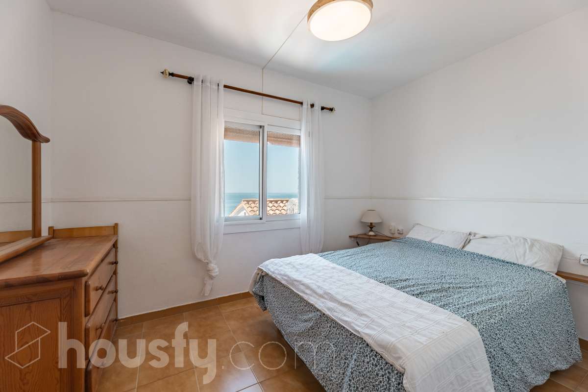 Housfy vende 🏡 espectacular piso dúplex en edificio de primera línea de mar en Sitges. Despierta cada día con el Mediterráneo a tus pies en la exclusiva zona de Punta Gavina; un refugio de luz, paz y vistas infinitas en la preciosa población de Sitges. Ven a ver tu oasis privado inundado de luz donde podrás combinar los baños de mar con tardes de relax junto a la piscina de la comunidad. La vivienda dispone de 68 m2 útiles (verificados con la Dirección General de Catastro). Edificio construido en el año 1988. La distribución es muy práctica: planta primera, zona de día, con un espléndido salón con vistas al mar y comedor abierto a una cómoda cocina completamente equipada. La planta superior, se compone de dos habitaciones dobles con armarios empotrados y un baño completo con plato de ducha. El baño, reformado recientemente. Distribución de estancias -Salón-comedor -2 Dormitorios -1 Baño -Cocina equipada Características específicas -Cédula de habitabilidad -Trastero -Amueblado -Piscina comunitaria -Zona de garaje Zona y entorno Respecto a la ubicación, se sitúa en Sitges, municipio de Barcelona. Esta propiedad se encuentra cerca de transporte público, colegios, supermercados y farmacias. Edificio en primera línea de mar. Aviso legal El precio de venta no incluye gastos de la compraventa como notaría, registro, impuestos, ni tampoco honorarios agencia. Esta publicación no es vinculante. Consulta siempre la nota simple con Housfy antes de formalizar la compraventa. Sobre nosotros Housfy es la plataforma integral de servicios inmobiliarios. Nuestra combinación de expertos y tecnología pone al alcance de todo el mundo servicios cómodos, claros y seguros. AICAT número: 7922. Nos encargamos de la gestión y asesoramiento de la compra. ¡Olvídate de todo! Hacemos los trámites por ti. Y, si además necesitas financiación, ponemos a tu disposición un bróker hipotecario para ayudarte a conseguir las mejores condiciones para tu perfil económico. ¿Quieres visitarla? Contacta con Housfy y agenda tu visita sin compromiso. Más información en: housfy.com-10