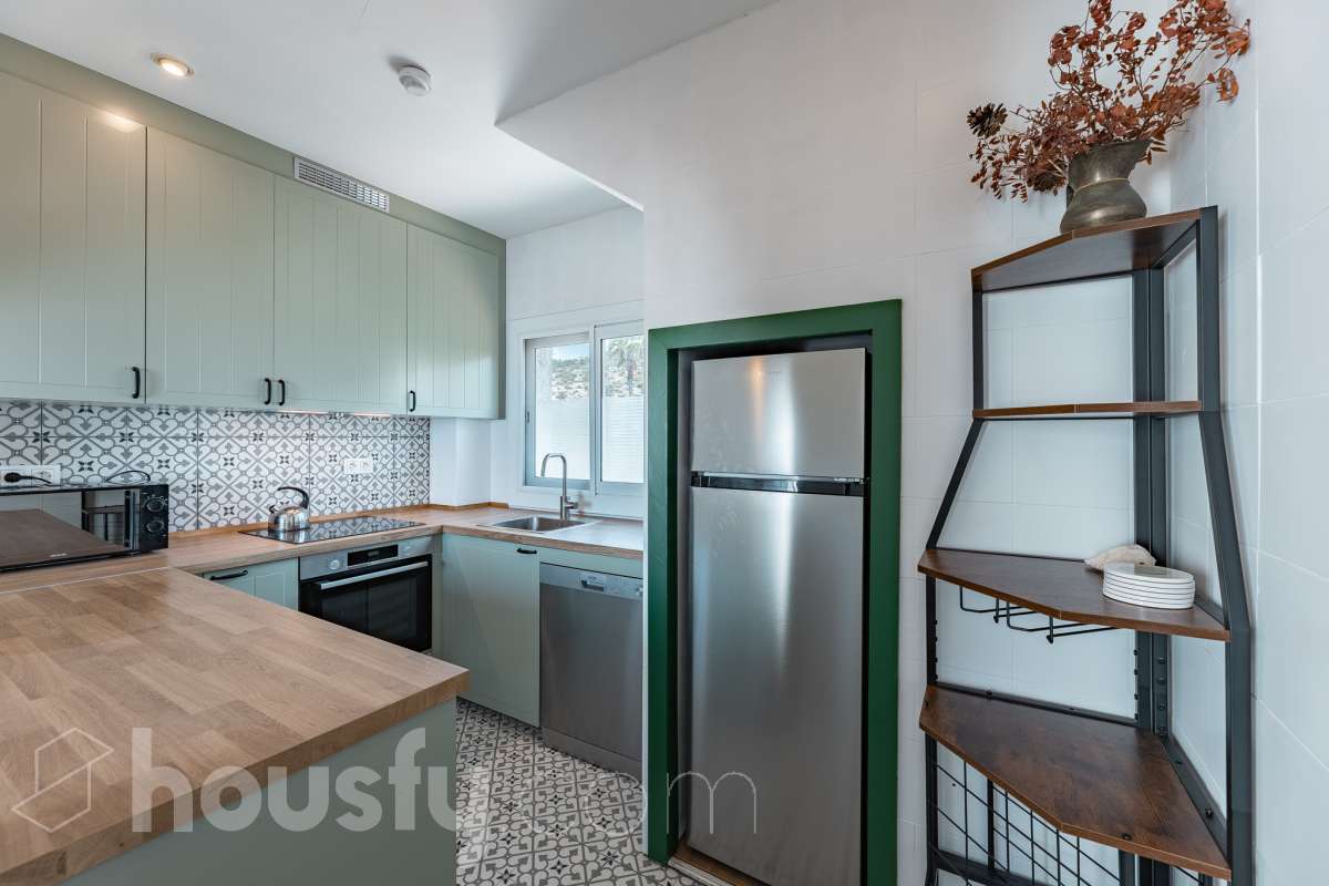 Housfy vende 🏡 espectacular piso dúplex en edificio de primera línea de mar en Sitges. Despierta cada día con el Mediterráneo a tus pies en la exclusiva zona de Punta Gavina; un refugio de luz, paz y vistas infinitas en la preciosa población de Sitges. Ven a ver tu oasis privado inundado de luz donde podrás combinar los baños de mar con tardes de relax junto a la piscina de la comunidad. La vivienda dispone de 68 m2 útiles (verificados con la Dirección General de Catastro). Edificio construido en el año 1988. La distribución es muy práctica: planta primera, zona de día, con un espléndido salón con vistas al mar y comedor abierto a una cómoda cocina completamente equipada. La planta superior, se compone de dos habitaciones dobles con armarios empotrados y un baño completo con plato de ducha. El baño, reformado recientemente. Distribución de estancias -Salón-comedor -2 Dormitorios -1 Baño -Cocina equipada Características específicas -Cédula de habitabilidad -Trastero -Amueblado -Piscina comunitaria -Zona de garaje Zona y entorno Respecto a la ubicación, se sitúa en Sitges, municipio de Barcelona. Esta propiedad se encuentra cerca de transporte público, colegios, supermercados y farmacias. Edificio en primera línea de mar. Aviso legal El precio de venta no incluye gastos de la compraventa como notaría, registro, impuestos, ni tampoco honorarios agencia. Esta publicación no es vinculante. Consulta siempre la nota simple con Housfy antes de formalizar la compraventa. Sobre nosotros Housfy es la plataforma integral de servicios inmobiliarios. Nuestra combinación de expertos y tecnología pone al alcance de todo el mundo servicios cómodos, claros y seguros. AICAT número: 7922. Nos encargamos de la gestión y asesoramiento de la compra. ¡Olvídate de todo! Hacemos los trámites por ti. Y, si además necesitas financiación, ponemos a tu disposición un bróker hipotecario para ayudarte a conseguir las mejores condiciones para tu perfil económico. ¿Quieres visitarla? Contacta con Housfy y agenda tu visita sin compromiso. Más información en: housfy.com-18