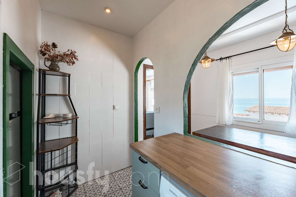 Housfy vende 🏡 espectacular piso dúplex en edificio de primera línea de mar en Sitges. Despierta cada día con el Mediterráneo a tus pies en la exclusiva zona de Punta Gavina; un refugio de luz, paz y vistas infinitas en la preciosa población de Sitges. Ven a ver tu oasis privado inundado de luz donde podrás combinar los baños de mar con tardes de relax junto a la piscina de la comunidad. La vivienda dispone de 68 m2 útiles (verificados con la Dirección General de Catastro). Edificio construido en el año 1988. La distribución es muy práctica: planta primera, zona de día, con un espléndido salón con vistas al mar y comedor abierto a una cómoda cocina completamente equipada. La planta superior, se compone de dos habitaciones dobles con armarios empotrados y un baño completo con plato de ducha. El baño, reformado recientemente. Distribución de estancias -Salón-comedor -2 Dormitorios -1 Baño -Cocina equipada Características específicas -Cédula de habitabilidad -Trastero -Amueblado -Piscina comunitaria -Zona de garaje Zona y entorno Respecto a la ubicación, se sitúa en Sitges, municipio de Barcelona. Esta propiedad se encuentra cerca de transporte público, colegios, supermercados y farmacias. Edificio en primera línea de mar. Aviso legal El precio de venta no incluye gastos de la compraventa como notaría, registro, impuestos, ni tampoco honorarios agencia. Esta publicación no es vinculante. Consulta siempre la nota simple con Housfy antes de formalizar la compraventa. Sobre nosotros Housfy es la plataforma integral de servicios inmobiliarios. Nuestra combinación de expertos y tecnología pone al alcance de todo el mundo servicios cómodos, claros y seguros. AICAT número: 7922. Nos encargamos de la gestión y asesoramiento de la compra. ¡Olvídate de todo! Hacemos los trámites por ti. Y, si además necesitas financiación, ponemos a tu disposición un bróker hipotecario para ayudarte a conseguir las mejores condiciones para tu perfil económico. ¿Quieres visitarla? Contacta con Housfy y agenda tu visita sin compromiso. Más información en: housfy.com-20