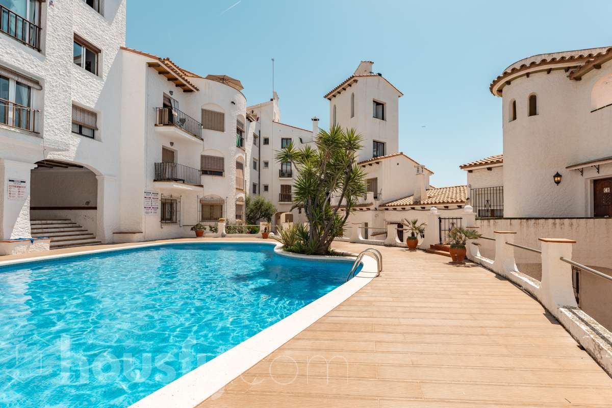 Housfy vende 🏡 espectacular piso dúplex en edificio de primera línea de mar en Sitges. Despierta cada día con el Mediterráneo a tus pies en la exclusiva zona de Punta Gavina; un refugio de luz, paz y vistas infinitas en la preciosa población de Sitges. Ven a ver tu oasis privado inundado de luz donde podrás combinar los baños de mar con tardes de relax junto a la piscina de la comunidad. La vivienda dispone de 68 m2 útiles (verificados con la Dirección General de Catastro). Edificio construido en el año 1988. La distribución es muy práctica: planta primera, zona de día, con un espléndido salón con vistas al mar y comedor abierto a una cómoda cocina completamente equipada. La planta superior, se compone de dos habitaciones dobles con armarios empotrados y un baño completo con plato de ducha. El baño, reformado recientemente. Distribución de estancias -Salón-comedor -2 Dormitorios -1 Baño -Cocina equipada Características específicas -Cédula de habitabilidad -Trastero -Amueblado -Piscina comunitaria -Zona de garaje Zona y entorno Respecto a la ubicación, se sitúa en Sitges, municipio de Barcelona. Esta propiedad se encuentra cerca de transporte público, colegios, supermercados y farmacias. Edificio en primera línea de mar. Aviso legal El precio de venta no incluye gastos de la compraventa como notaría, registro, impuestos, ni tampoco honorarios agencia. Esta publicación no es vinculante. Consulta siempre la nota simple con Housfy antes de formalizar la compraventa. Sobre nosotros Housfy es la plataforma integral de servicios inmobiliarios. Nuestra combinación de expertos y tecnología pone al alcance de todo el mundo servicios cómodos, claros y seguros. AICAT número: 7922. Nos encargamos de la gestión y asesoramiento de la compra. ¡Olvídate de todo! Hacemos los trámites por ti. Y, si además necesitas financiación, ponemos a tu disposición un bróker hipotecario para ayudarte a conseguir las mejores condiciones para tu perfil económico. ¿Quieres visitarla? Contacta con Housfy y agenda tu visita sin compromiso. Más información en: housfy.com-37
