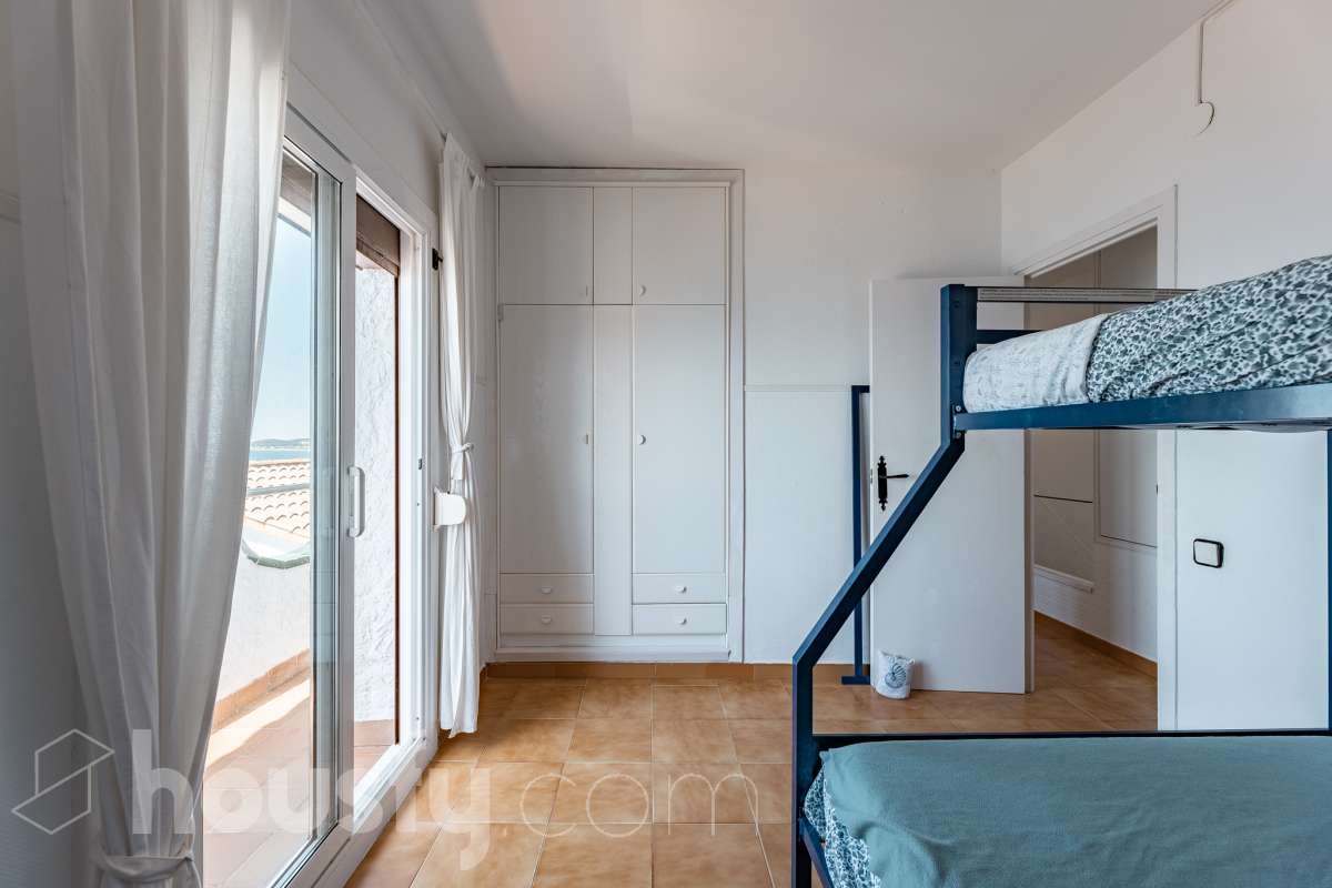 Housfy vende 🏡 espectacular piso dúplex en edificio de primera línea de mar en Sitges. Despierta cada día con el Mediterráneo a tus pies en la exclusiva zona de Punta Gavina; un refugio de luz, paz y vistas infinitas en la preciosa población de Sitges. Ven a ver tu oasis privado inundado de luz donde podrás combinar los baños de mar con tardes de relax junto a la piscina de la comunidad. La vivienda dispone de 68 m2 útiles (verificados con la Dirección General de Catastro). Edificio construido en el año 1988. La distribución es muy práctica: planta primera, zona de día, con un espléndido salón con vistas al mar y comedor abierto a una cómoda cocina completamente equipada. La planta superior, se compone de dos habitaciones dobles con armarios empotrados y un baño completo con plato de ducha. El baño, reformado recientemente. Distribución de estancias -Salón-comedor -2 Dormitorios -1 Baño -Cocina equipada Características específicas -Cédula de habitabilidad -Trastero -Amueblado -Piscina comunitaria -Zona de garaje Zona y entorno Respecto a la ubicación, se sitúa en Sitges, municipio de Barcelona. Esta propiedad se encuentra cerca de transporte público, colegios, supermercados y farmacias. Edificio en primera línea de mar. Aviso legal El precio de venta no incluye gastos de la compraventa como notaría, registro, impuestos, ni tampoco honorarios agencia. Esta publicación no es vinculante. Consulta siempre la nota simple con Housfy antes de formalizar la compraventa. Sobre nosotros Housfy es la plataforma integral de servicios inmobiliarios. Nuestra combinación de expertos y tecnología pone al alcance de todo el mundo servicios cómodos, claros y seguros. AICAT número: 7922. Nos encargamos de la gestión y asesoramiento de la compra. ¡Olvídate de todo! Hacemos los trámites por ti. Y, si además necesitas financiación, ponemos a tu disposición un bróker hipotecario para ayudarte a conseguir las mejores condiciones para tu perfil económico. ¿Quieres visitarla? Contacta con Housfy y agenda tu visita sin compromiso. Más información en: housfy.com-26