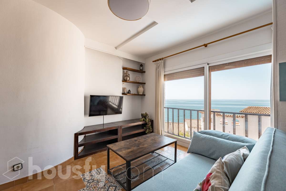 Housfy vende 🏡 espectacular piso dúplex en edificio de primera línea de mar en Sitges. Despierta cada día con el Mediterráneo a tus pies en la exclusiva zona de Punta Gavina; un refugio de luz, paz y vistas infinitas en la preciosa población de Sitges. Ven a ver tu oasis privado inundado de luz donde podrás combinar los baños de mar con tardes de relax junto a la piscina de la comunidad. La vivienda dispone de 68 m2 útiles (verificados con la Dirección General de Catastro). Edificio construido en el año 1988. La distribución es muy práctica: planta primera, zona de día, con un espléndido salón con vistas al mar y comedor abierto a una cómoda cocina completamente equipada. La planta superior, se compone de dos habitaciones dobles con armarios empotrados y un baño completo con plato de ducha. El baño, reformado recientemente. Distribución de estancias -Salón-comedor -2 Dormitorios -1 Baño -Cocina equipada Características específicas -Cédula de habitabilidad -Trastero -Amueblado -Piscina comunitaria -Zona de garaje Zona y entorno Respecto a la ubicación, se sitúa en Sitges, municipio de Barcelona. Esta propiedad se encuentra cerca de transporte público, colegios, supermercados y farmacias. Edificio en primera línea de mar. Aviso legal El precio de venta no incluye gastos de la compraventa como notaría, registro, impuestos, ni tampoco honorarios agencia. Esta publicación no es vinculante. Consulta siempre la nota simple con Housfy antes de formalizar la compraventa. Sobre nosotros Housfy es la plataforma integral de servicios inmobiliarios. Nuestra combinación de expertos y tecnología pone al alcance de todo el mundo servicios cómodos, claros y seguros. AICAT número: 7922. Nos encargamos de la gestión y asesoramiento de la compra. ¡Olvídate de todo! Hacemos los trámites por ti. Y, si además necesitas financiación, ponemos a tu disposición un bróker hipotecario para ayudarte a conseguir las mejores condiciones para tu perfil económico. ¿Quieres visitarla? Contacta con Housfy y agenda tu visita sin compromiso. Más información en: housfy.com-5