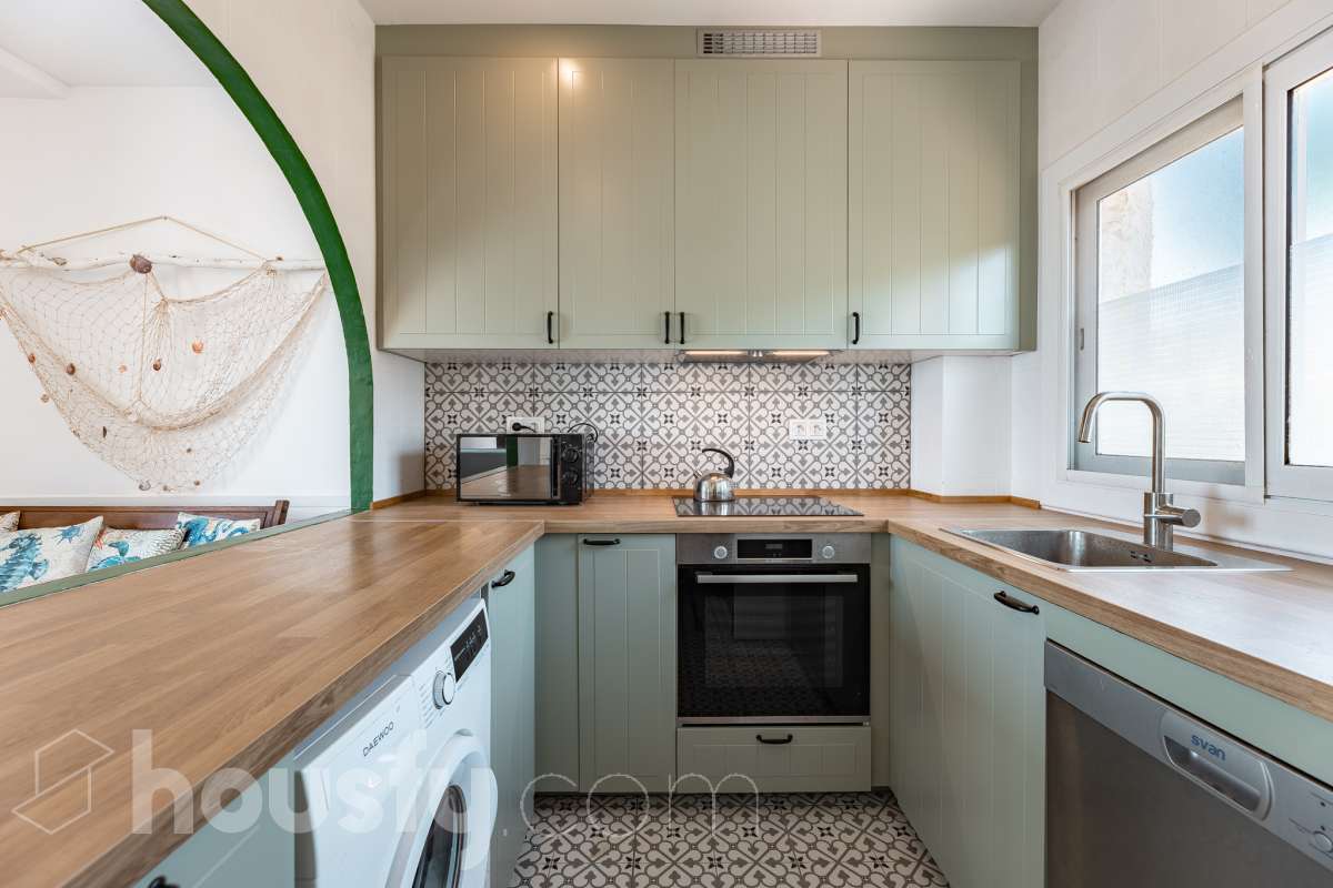 Housfy vende 🏡 espectacular piso dúplex en edificio de primera línea de mar en Sitges. Despierta cada día con el Mediterráneo a tus pies en la exclusiva zona de Punta Gavina; un refugio de luz, paz y vistas infinitas en la preciosa población de Sitges. Ven a ver tu oasis privado inundado de luz donde podrás combinar los baños de mar con tardes de relax junto a la piscina de la comunidad. La vivienda dispone de 68 m2 útiles (verificados con la Dirección General de Catastro). Edificio construido en el año 1988. La distribución es muy práctica: planta primera, zona de día, con un espléndido salón con vistas al mar y comedor abierto a una cómoda cocina completamente equipada. La planta superior, se compone de dos habitaciones dobles con armarios empotrados y un baño completo con plato de ducha. El baño, reformado recientemente. Distribución de estancias -Salón-comedor -2 Dormitorios -1 Baño -Cocina equipada Características específicas -Cédula de habitabilidad -Trastero -Amueblado -Piscina comunitaria -Zona de garaje Zona y entorno Respecto a la ubicación, se sitúa en Sitges, municipio de Barcelona. Esta propiedad se encuentra cerca de transporte público, colegios, supermercados y farmacias. Edificio en primera línea de mar. Aviso legal El precio de venta no incluye gastos de la compraventa como notaría, registro, impuestos, ni tampoco honorarios agencia. Esta publicación no es vinculante. Consulta siempre la nota simple con Housfy antes de formalizar la compraventa. Sobre nosotros Housfy es la plataforma integral de servicios inmobiliarios. Nuestra combinación de expertos y tecnología pone al alcance de todo el mundo servicios cómodos, claros y seguros. AICAT número: 7922. Nos encargamos de la gestión y asesoramiento de la compra. ¡Olvídate de todo! Hacemos los trámites por ti. Y, si además necesitas financiación, ponemos a tu disposición un bróker hipotecario para ayudarte a conseguir las mejores condiciones para tu perfil económico. ¿Quieres visitarla? Contacta con Housfy y agenda tu visita sin compromiso. Más información en: housfy.com-17