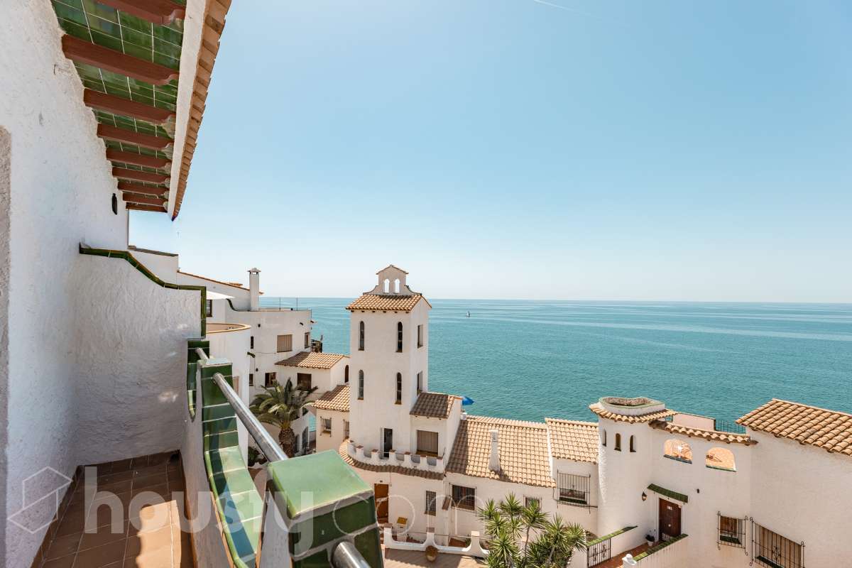 Housfy vende 🏡 espectacular piso dúplex en edificio de primera línea de mar en Sitges. Despierta cada día con el Mediterráneo a tus pies en la exclusiva zona de Punta Gavina; un refugio de luz, paz y vistas infinitas en la preciosa población de Sitges. Ven a ver tu oasis privado inundado de luz donde podrás combinar los baños de mar con tardes de relax junto a la piscina de la comunidad. La vivienda dispone de 68 m2 útiles (verificados con la Dirección General de Catastro). Edificio construido en el año 1988. La distribución es muy práctica: planta primera, zona de día, con un espléndido salón con vistas al mar y comedor abierto a una cómoda cocina completamente equipada. La planta superior, se compone de dos habitaciones dobles con armarios empotrados y un baño completo con plato de ducha. El baño, reformado recientemente. Distribución de estancias -Salón-comedor -2 Dormitorios -1 Baño -Cocina equipada Características específicas -Cédula de habitabilidad -Trastero -Amueblado -Piscina comunitaria -Zona de garaje Zona y entorno Respecto a la ubicación, se sitúa en Sitges, municipio de Barcelona. Esta propiedad se encuentra cerca de transporte público, colegios, supermercados y farmacias. Edificio en primera línea de mar. Aviso legal El precio de venta no incluye gastos de la compraventa como notaría, registro, impuestos, ni tampoco honorarios agencia. Esta publicación no es vinculante. Consulta siempre la nota simple con Housfy antes de formalizar la compraventa. Sobre nosotros Housfy es la plataforma integral de servicios inmobiliarios. Nuestra combinación de expertos y tecnología pone al alcance de todo el mundo servicios cómodos, claros y seguros. AICAT número: 7922. Nos encargamos de la gestión y asesoramiento de la compra. ¡Olvídate de todo! Hacemos los trámites por ti. Y, si además necesitas financiación, ponemos a tu disposición un bróker hipotecario para ayudarte a conseguir las mejores condiciones para tu perfil económico. ¿Quieres visitarla? Contacta con Housfy y agenda tu visita sin compromiso. Más información en: housfy.com-35