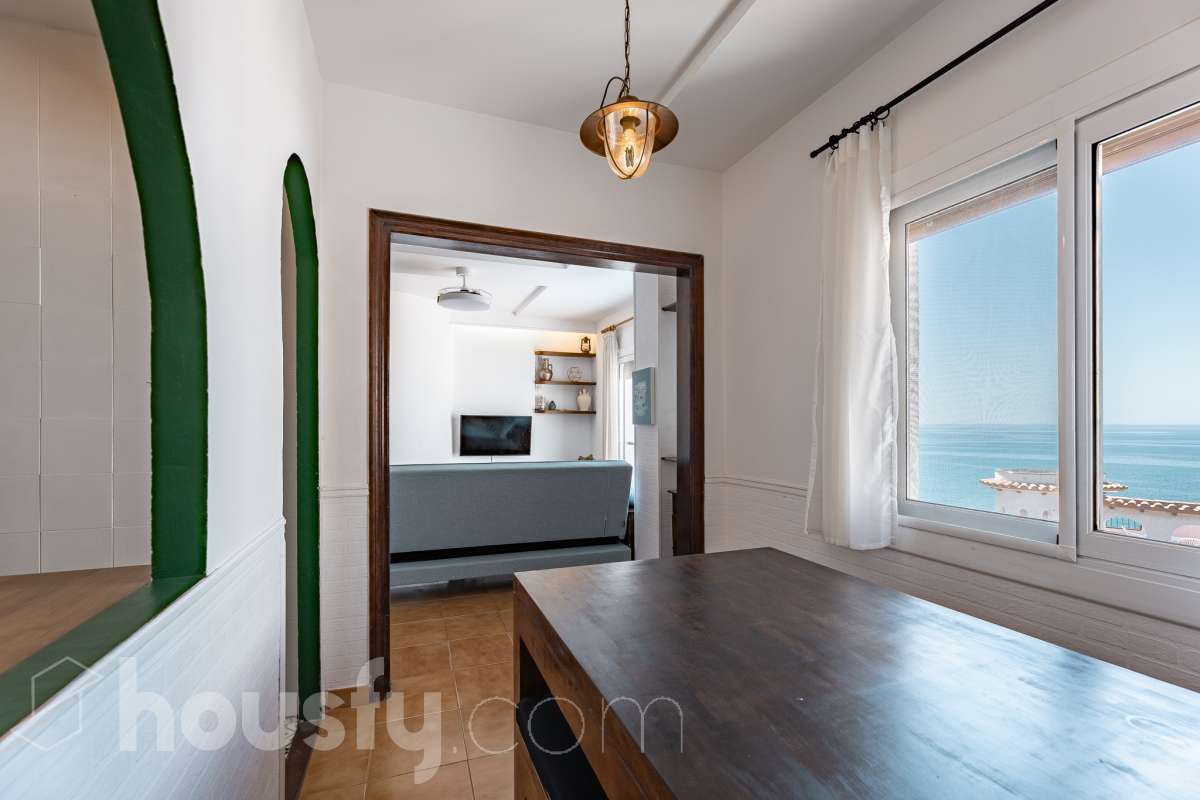 Housfy vende 🏡 espectacular piso dúplex en edificio de primera línea de mar en Sitges. Despierta cada día con el Mediterráneo a tus pies en la exclusiva zona de Punta Gavina; un refugio de luz, paz y vistas infinitas en la preciosa población de Sitges. Ven a ver tu oasis privado inundado de luz donde podrás combinar los baños de mar con tardes de relax junto a la piscina de la comunidad. La vivienda dispone de 68 m2 útiles (verificados con la Dirección General de Catastro). Edificio construido en el año 1988. La distribución es muy práctica: planta primera, zona de día, con un espléndido salón con vistas al mar y comedor abierto a una cómoda cocina completamente equipada. La planta superior, se compone de dos habitaciones dobles con armarios empotrados y un baño completo con plato de ducha. El baño, reformado recientemente. Distribución de estancias -Salón-comedor -2 Dormitorios -1 Baño -Cocina equipada Características específicas -Cédula de habitabilidad -Trastero -Amueblado -Piscina comunitaria -Zona de garaje Zona y entorno Respecto a la ubicación, se sitúa en Sitges, municipio de Barcelona. Esta propiedad se encuentra cerca de transporte público, colegios, supermercados y farmacias. Edificio en primera línea de mar. Aviso legal El precio de venta no incluye gastos de la compraventa como notaría, registro, impuestos, ni tampoco honorarios agencia. Esta publicación no es vinculante. Consulta siempre la nota simple con Housfy antes de formalizar la compraventa. Sobre nosotros Housfy es la plataforma integral de servicios inmobiliarios. Nuestra combinación de expertos y tecnología pone al alcance de todo el mundo servicios cómodos, claros y seguros. AICAT número: 7922. Nos encargamos de la gestión y asesoramiento de la compra. ¡Olvídate de todo! Hacemos los trámites por ti. Y, si además necesitas financiación, ponemos a tu disposición un bróker hipotecario para ayudarte a conseguir las mejores condiciones para tu perfil económico. ¿Quieres visitarla? Contacta con Housfy y agenda tu visita sin compromiso. Más información en: housfy.com-13