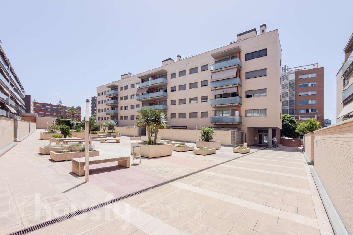 Housfy vende 🏡 luminoso piso ubicado en Badalona, el cuál consta de 66m2 útiles (verificados con la Dirección General de Catastro). Construi-31
