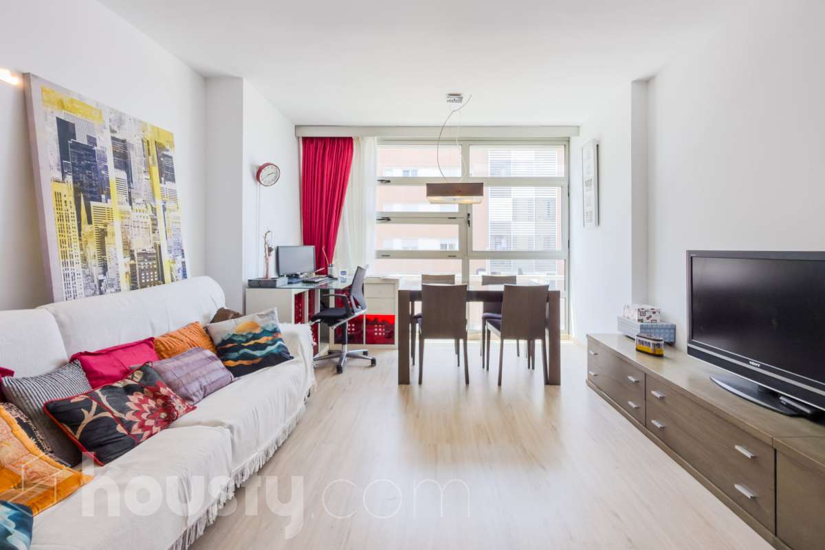 Housfy vende 🏡 luminoso piso ubicado en Badalona, el cuál consta de 66m2 útiles (verificados con la Dirección General de Catastro). Construi-8