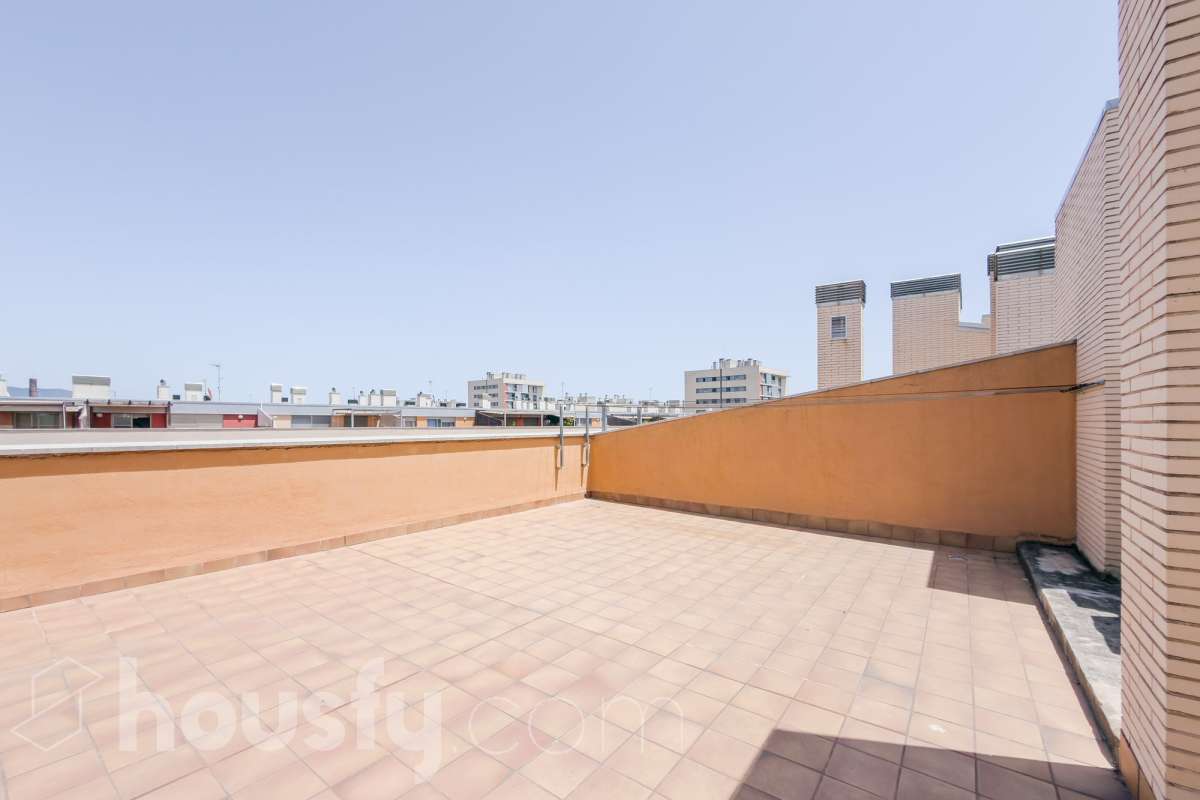 Housfy vende 🏡 luminoso piso ubicado en Badalona, el cuál consta de 66m2 útiles (verificados con la Dirección General de Catastro). Construi-29