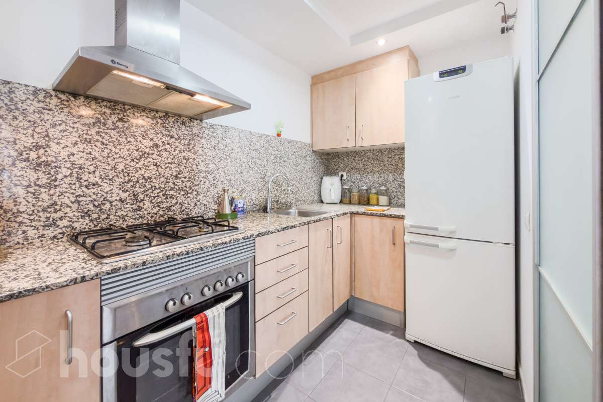 Housfy vende 🏡 luminoso piso ubicado en Badalona, el cuál consta de 66m2 útiles (verificados con la Dirección General de Catastro). Construi-11