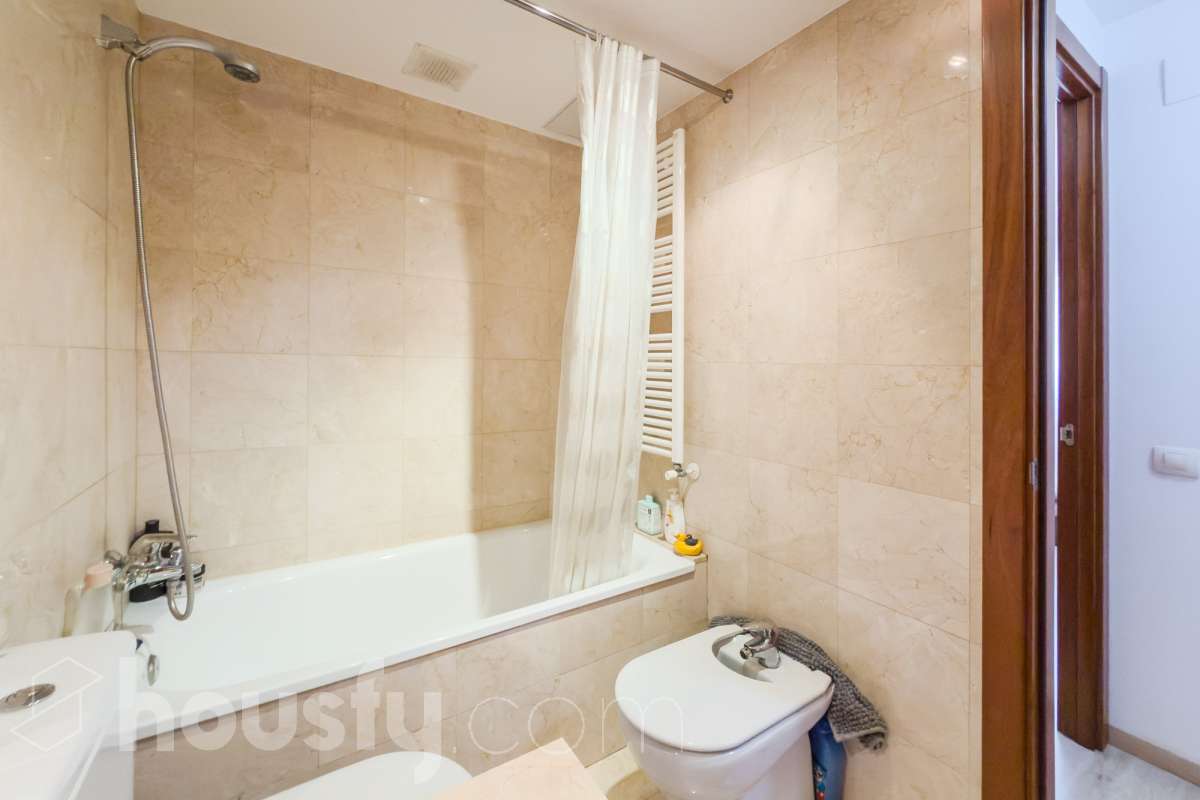 Housfy vende 🏡 luminoso piso ubicado en Badalona, el cuál consta de 66m2 útiles (verificados con la Dirección General de Catastro). Construi-26