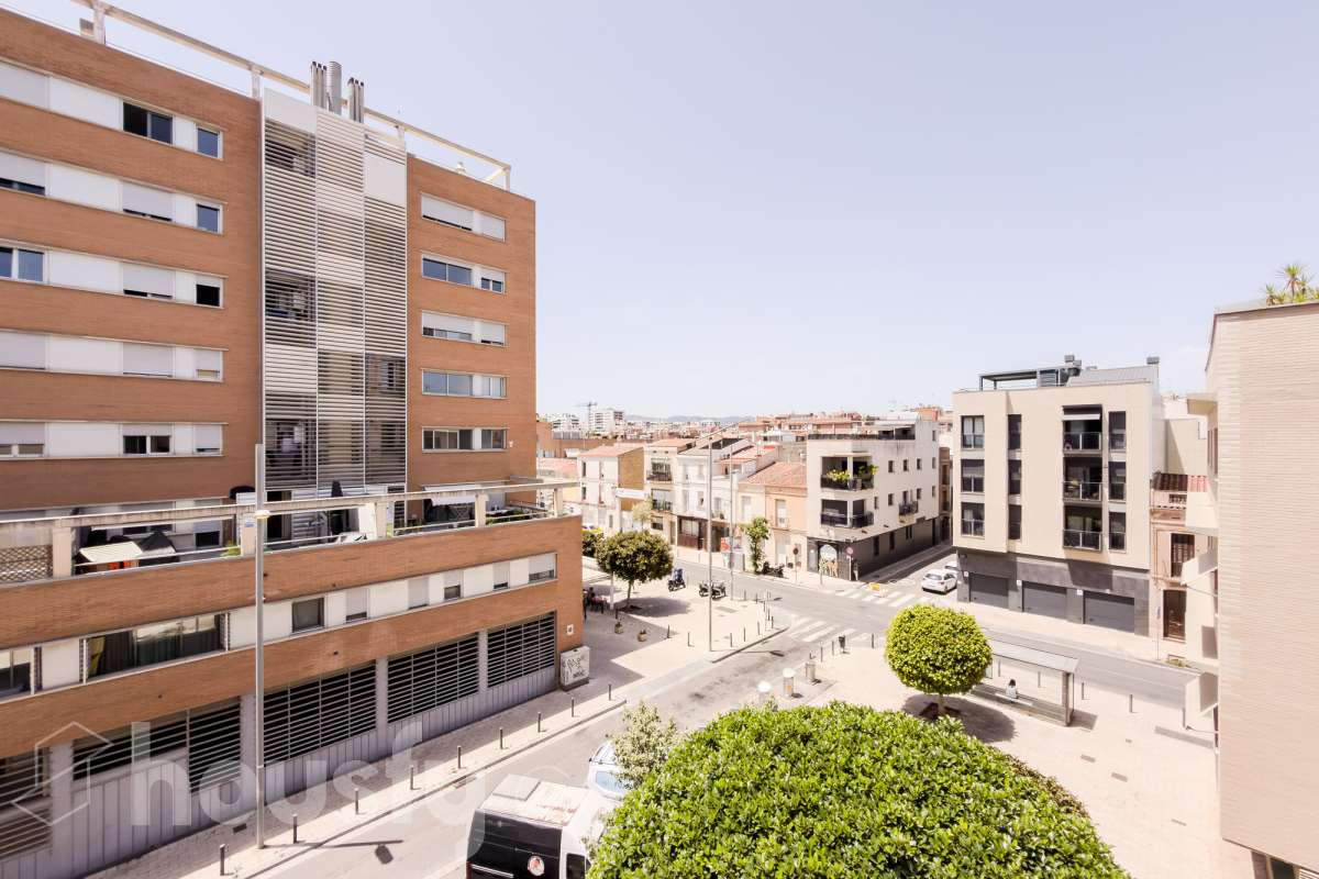 Housfy vende 🏡 luminoso piso ubicado en Badalona, el cuál consta de 66m2 útiles (verificados con la Dirección General de Catastro). Construi-34