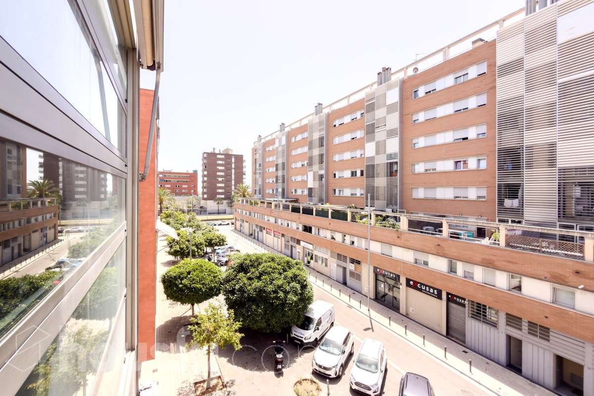 Housfy vende 🏡 luminoso piso ubicado en Badalona, el cuál consta de 66m2 útiles (verificados con la Dirección General de Catastro). Construi-32